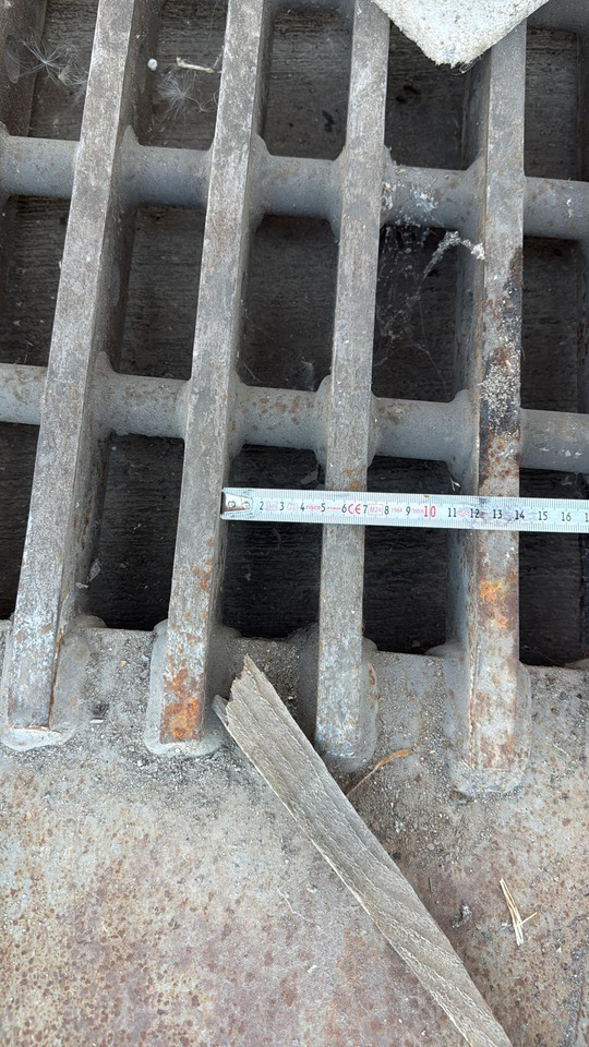 Sumitomo SH330 Screen Bucket - Kaivinkoneen kauha - Telakaivukone: kuva Sumitomo SH330 Screen Bucket - Kaivinkoneen kauha - Telakaivukone Sumitomo SH330 Screen Bucket - Kaivinkoneen kauha - Telakaivukone: kuva Sumitomo SH330 Screen Bucket - Kaivinkoneen kauha - Telakaivukone