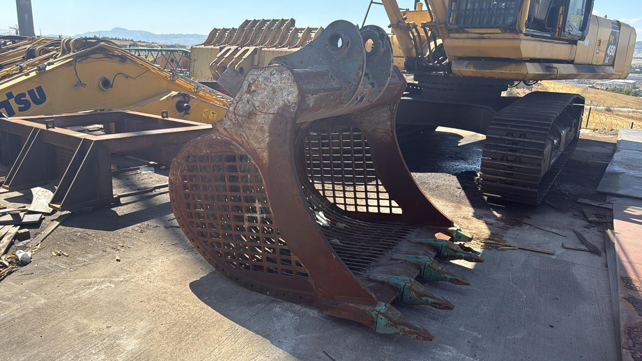 Sumitomo SH330 Screen Bucket - Kaivinkoneen kauha - Telakaivukone: kuva Sumitomo SH330 Screen Bucket - Kaivinkoneen kauha - Telakaivukone Sumitomo SH330 Screen Bucket - Kaivinkoneen kauha - Telakaivukone: kuva Sumitomo SH330 Screen Bucket - Kaivinkoneen kauha - Telakaivukone