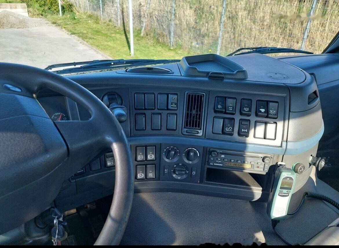 Kippiauto kuorma-auto, Nosturiauto Volvo FM360: kuva Kippiauto kuorma-auto, Nosturiauto Volvo FM360