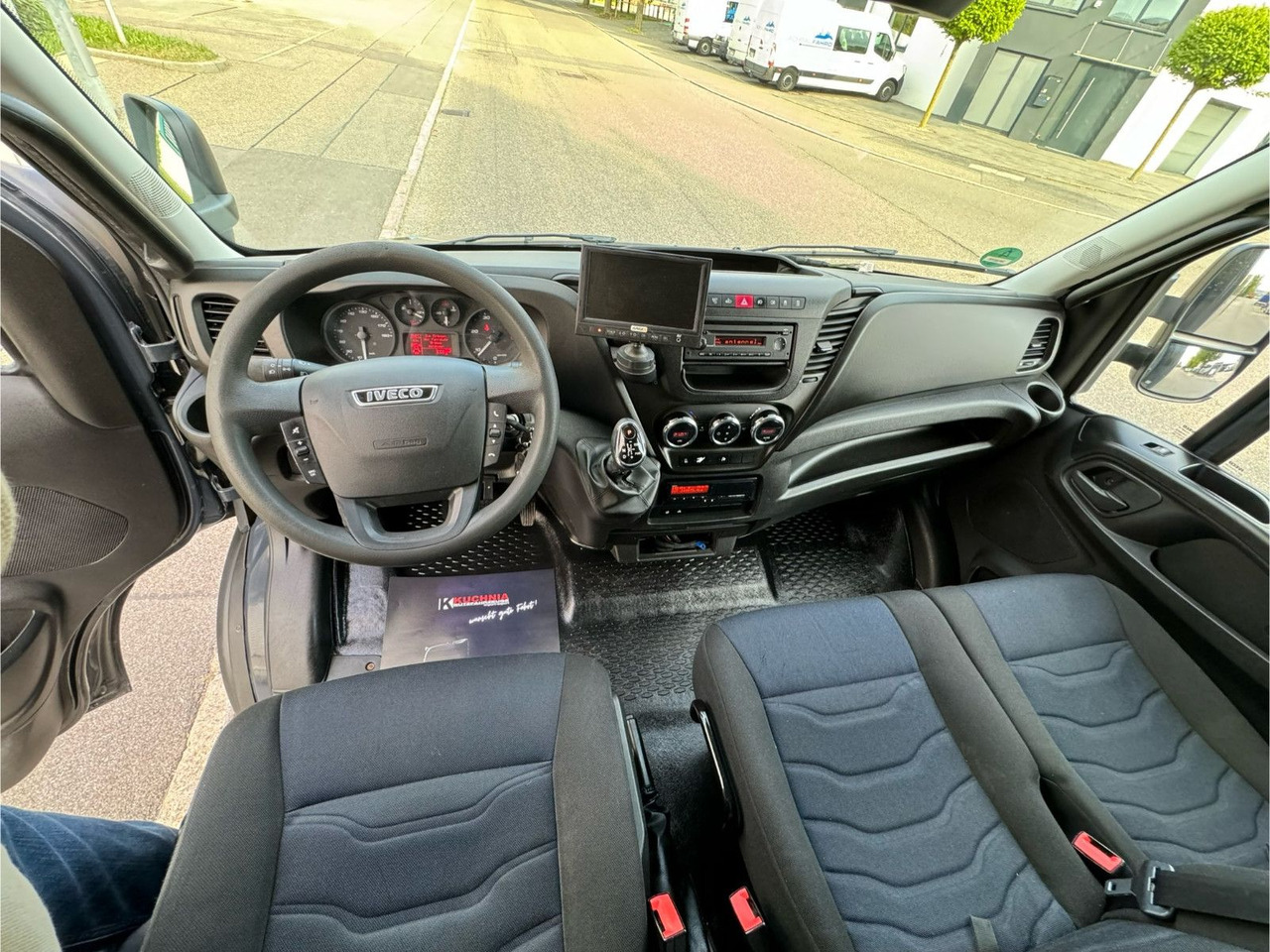 Jakeluauto Iveco Daily 72c180 Hi-Matic Koffer LBW Luftgef. Klima: kuva Jakeluauto Iveco Daily 72c180 Hi-Matic Koffer LBW Luftgef. Klima