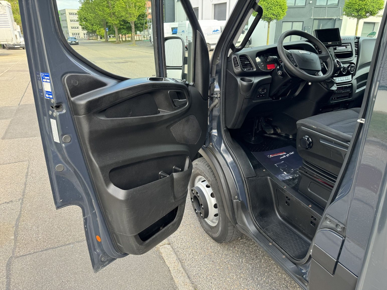 Jakeluauto Iveco Daily 72c180 Hi-Matic Koffer LBW Luftgef. Klima: kuva Jakeluauto Iveco Daily 72c180 Hi-Matic Koffer LBW Luftgef. Klima