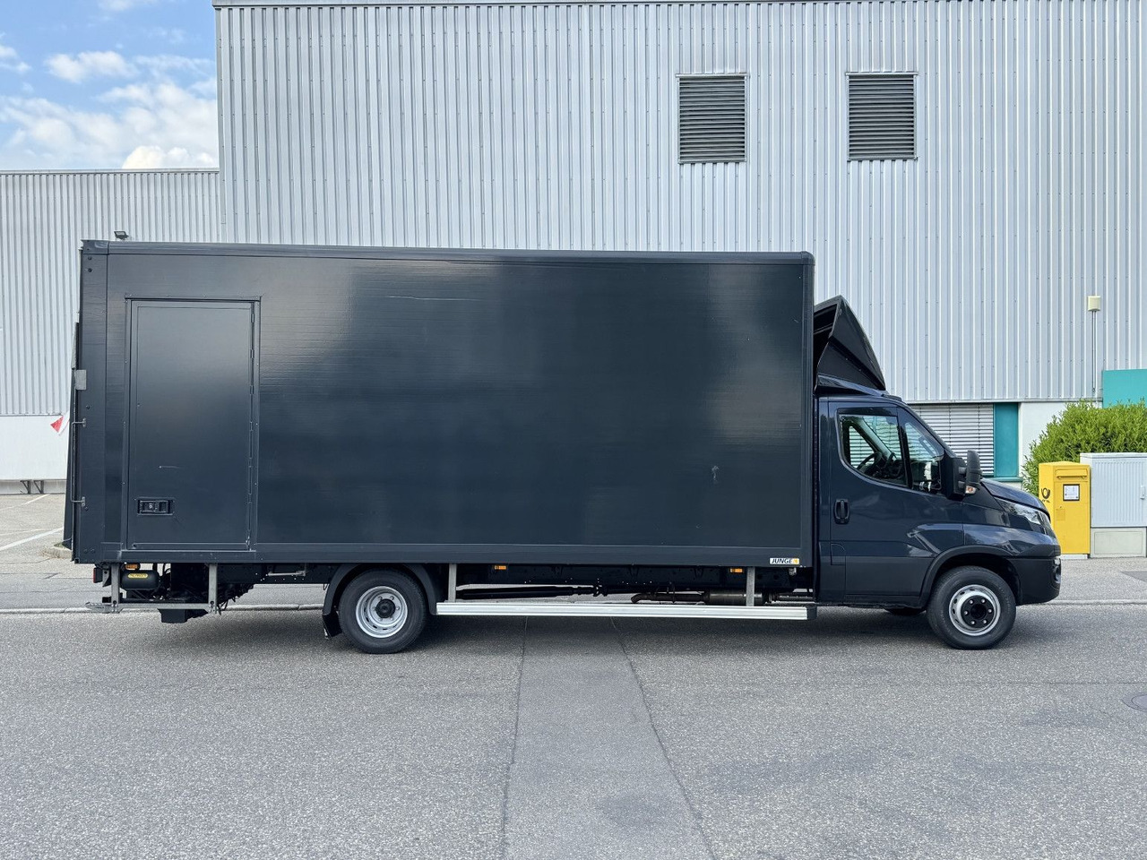 Jakeluauto Iveco Daily 72c180 Hi-Matic Koffer LBW Luftgef. Klima: kuva Jakeluauto Iveco Daily 72c180 Hi-Matic Koffer LBW Luftgef. Klima