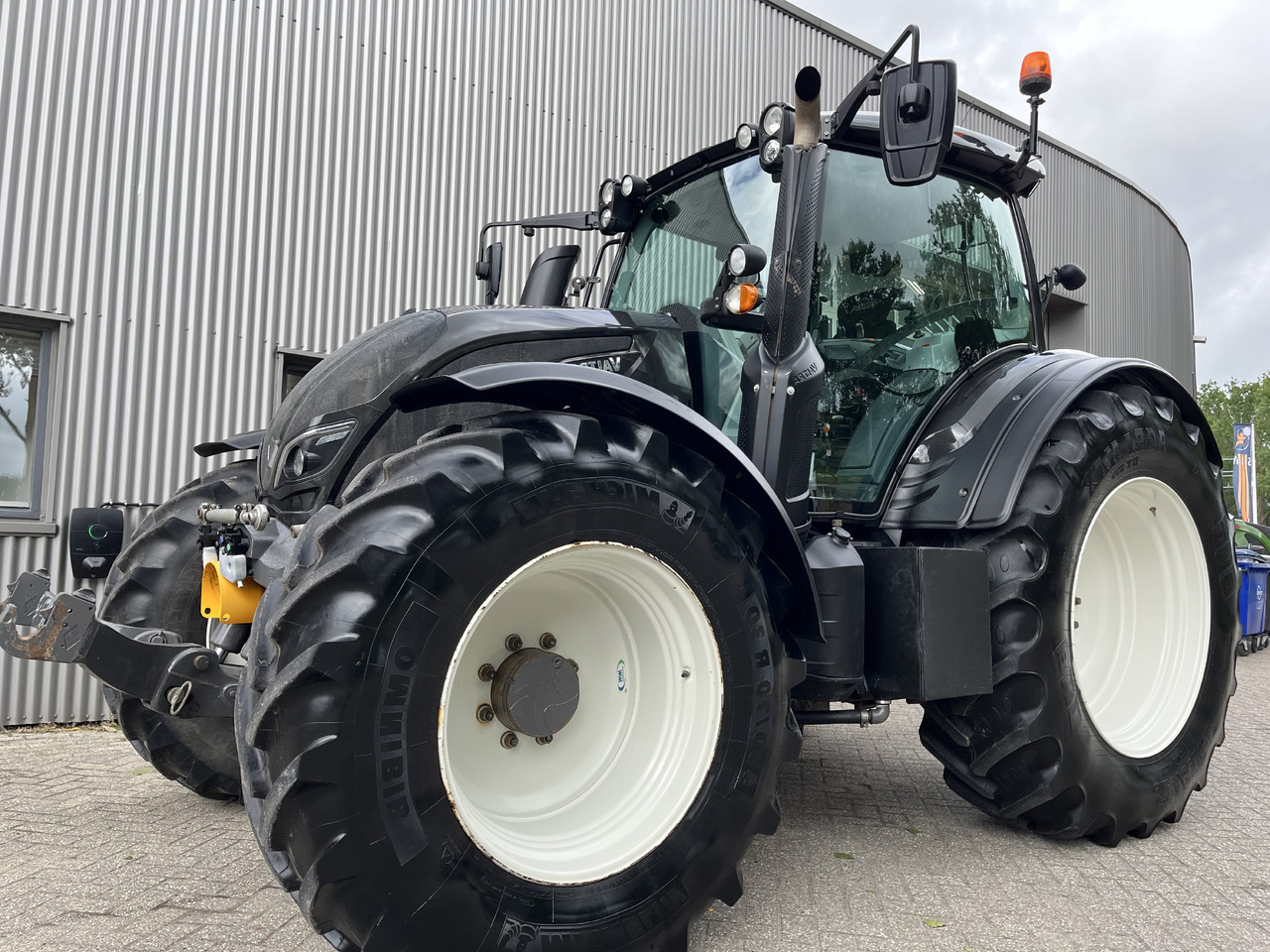 Valtra N174 Active - Traktori: kuva Valtra N174 Active - Traktori Valtra N174 Active - Traktori: kuva Valtra N174 Active - Traktori