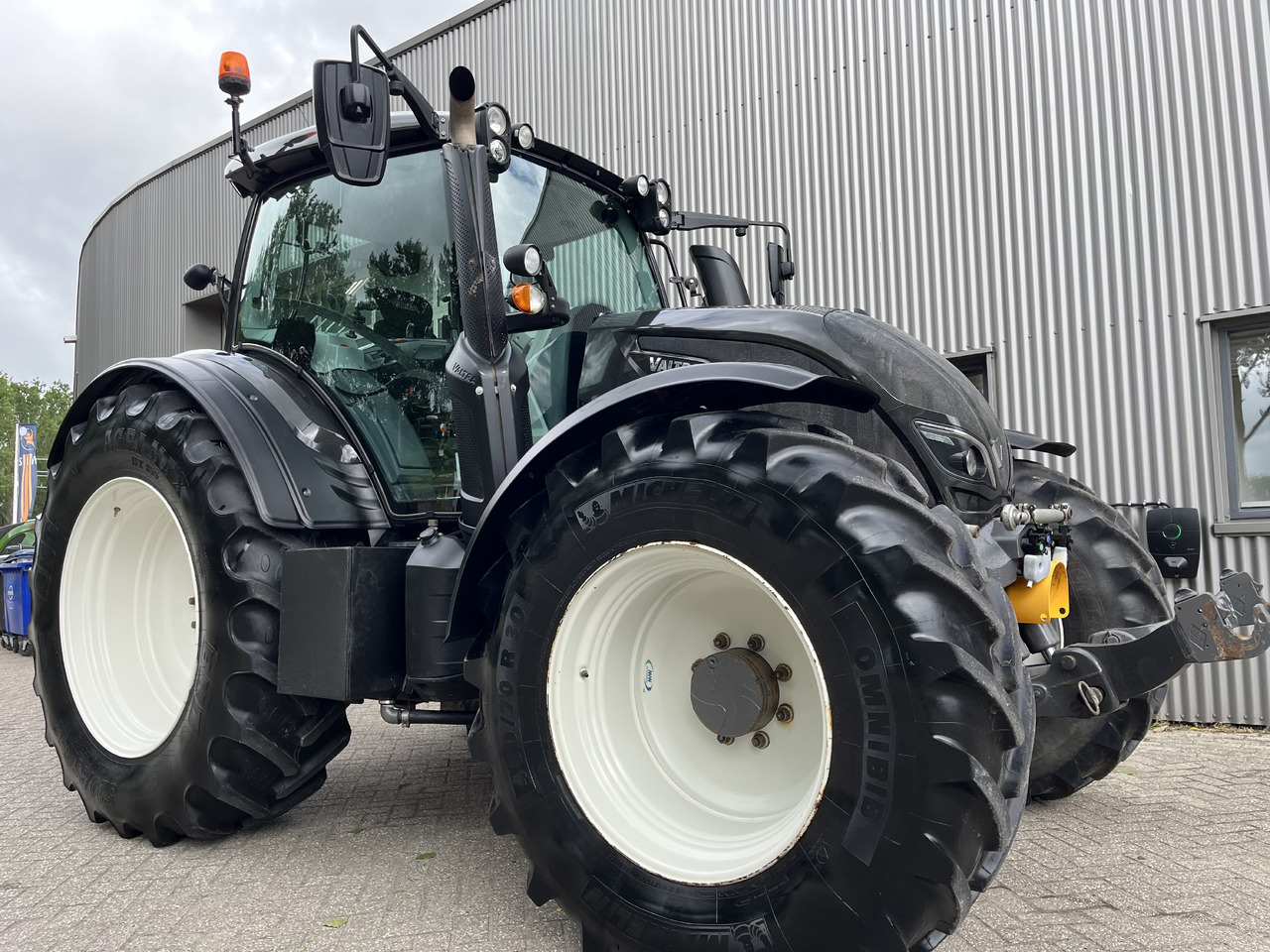 Valtra N174 Active - Traktori: kuva Valtra N174 Active - Traktori Valtra N174 Active - Traktori: kuva Valtra N174 Active - Traktori