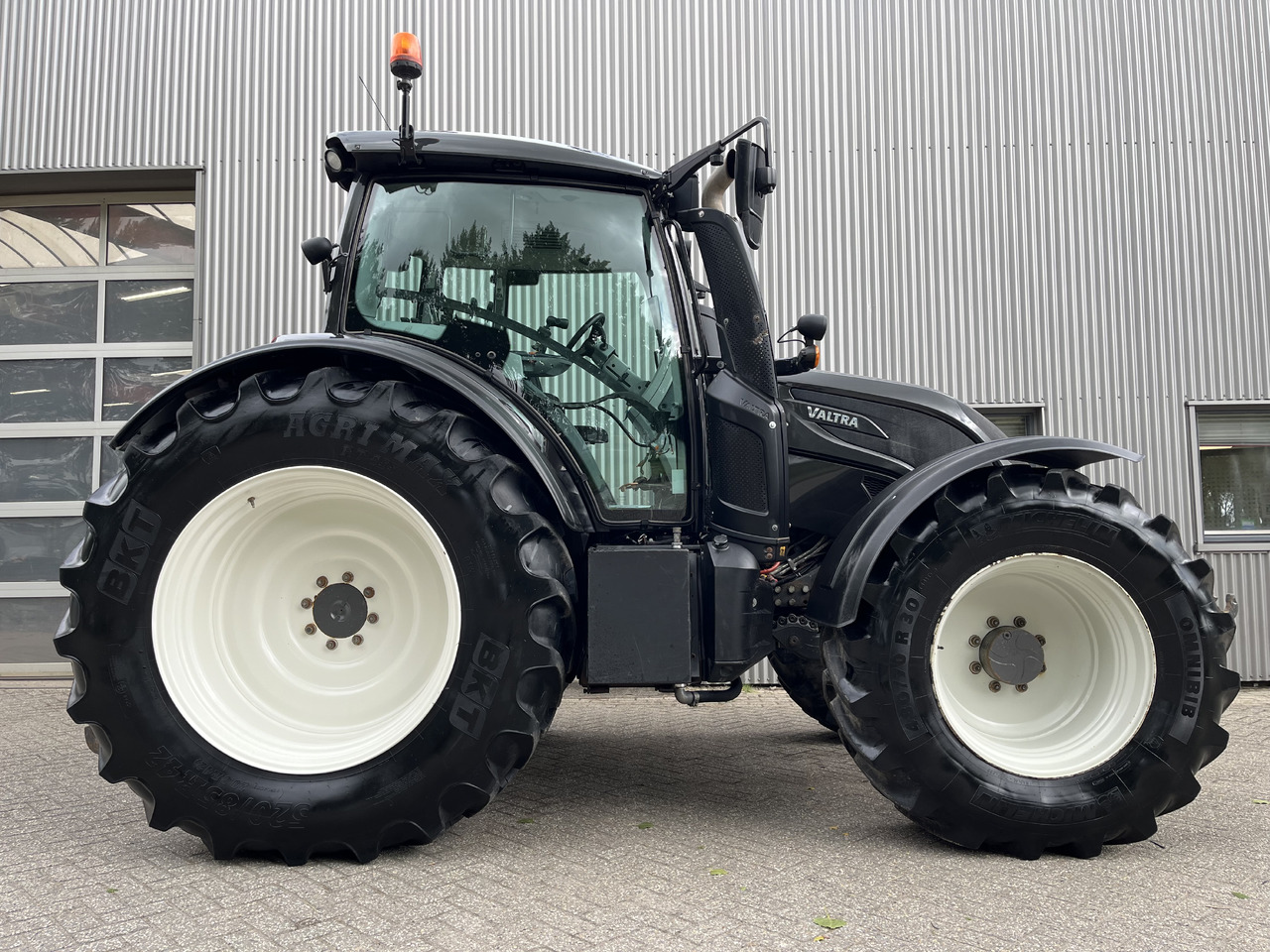 Valtra N174 Active - Traktori: kuva Valtra N174 Active - Traktori Valtra N174 Active - Traktori: kuva Valtra N174 Active - Traktori