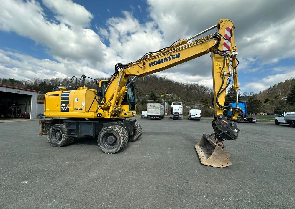 Komatsu PW 180-10, 2017 ROK, 6000 MTH, OIL QUICK - Pyöräalustainen kaivinkone: kuva Komatsu PW 180-10, 2017 ROK, 6000 MTH, OIL QUICK - Pyöräalustainen kaivinkone Komatsu PW 180-10, 2017 ROK, 6000 MTH, OIL QUICK - Pyöräalustainen kaivinkone: kuva Komatsu PW 180-10, 2017 ROK, 6000 MTH, OIL QUICK - Pyöräalustainen kaivinkone