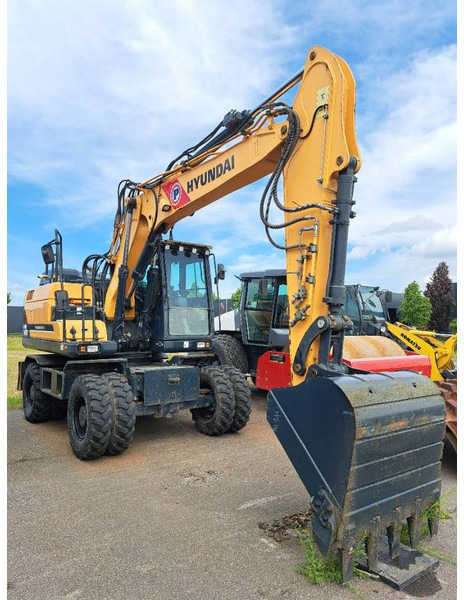 Hyundai HW 140 - Pyöräalustainen kaivinkone: kuva Hyundai HW 140 - Pyöräalustainen kaivinkone Hyundai HW 140 - Pyöräalustainen kaivinkone: kuva Hyundai HW 140 - Pyöräalustainen kaivinkone