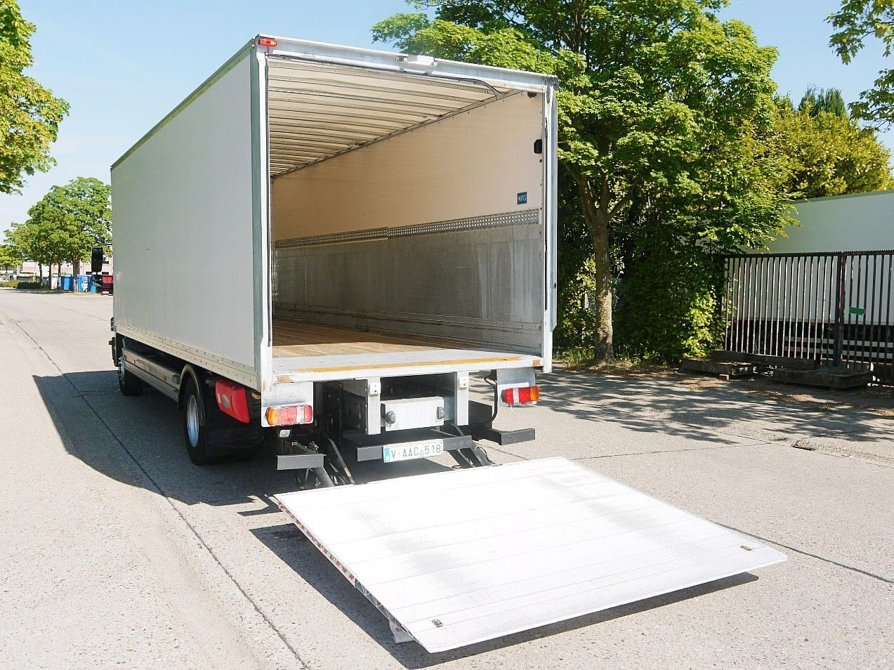 Umpikori kuorma-auto Mercedes-Benz 1318 ATEGO MEUBEL KOFFER LBW MANUAL  LUFTFEDERNG: kuva Umpikori kuorma-auto Mercedes-Benz 1318 ATEGO MEUBEL KOFFER LBW MANUAL  LUFTFEDERNG