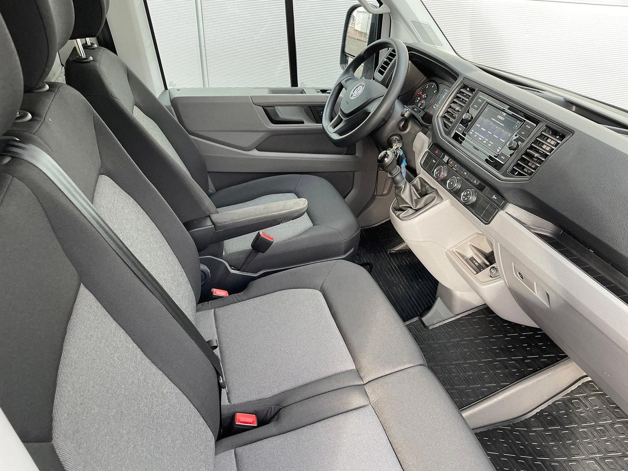 Pikkubussi Volkswagen Crafter Koffer mittellang LED DAB SITZH: kuva Pikkubussi Volkswagen Crafter Koffer mittellang LED DAB SITZH