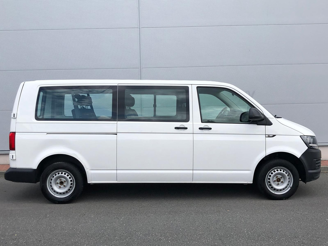 Volkswagen T6 Transporter 2.0 TDI Kombi lang 9-SITZE TEMP - Farmari: kuva  Volkswagen T6 Transporter 2.0 TDI Kombi lang 9-SITZE TEMP - Farmari Volkswagen T6 Transporter 2.0 TDI Kombi lang 9-SITZE TEMP - Farmari: kuva  Volkswagen T6 Transporter 2.0 TDI Kombi lang 9-SITZE TEMP - Farmari