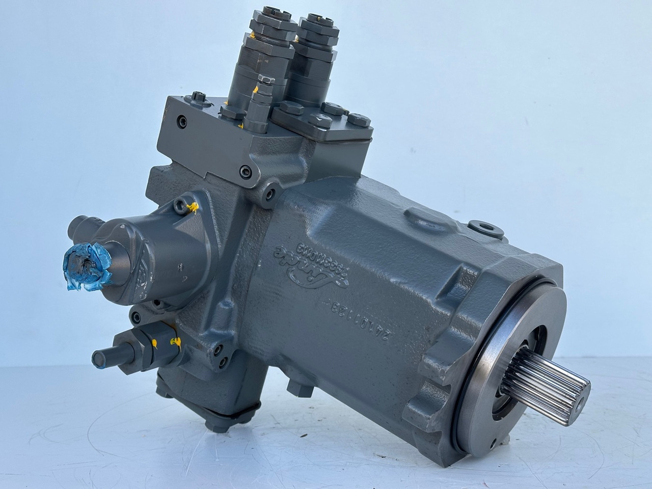 LIEBHERR - LINDE Original Hydromotor Typ:HMF75-02 2560 G 03 mit ID-Nr.10007106. A914 B-LI, A914 LI, A924 B-LI, A924 LI, MG15, MBG12, MG20, MFG10, BG12H #HYX293G00103# - Hydraulimoottori - Pyöräalustainen kaivinkone: kuva LIEBHERR - LINDE Original Hydromotor Typ:HMF75-02 2560 G 03 mit ID-Nr.10007106. A914 B-LI, A914 LI, A924 B-LI, A924 LI, MG15, MBG12, MG20, MFG10, BG12H #HYX293G00103# - Hydraulimoottori - Pyöräalustainen kaivinkone LIEBHERR - LINDE Original Hydromotor Typ:HMF75-02 2560 G 03 mit ID-Nr.10007106. A914 B-LI, A914 LI, A924 B-LI, A924 LI, MG15, MBG12, MG20, MFG10, BG12H #HYX293G00103# - Hydraulimoottori - Pyöräalustainen kaivinkone: kuva LIEBHERR - LINDE Original Hydromotor Typ:HMF75-02 2560 G 03 mit ID-Nr.10007106. A914 B-LI, A914 LI, A924 B-LI, A924 LI, MG15, MBG12, MG20, MFG10, BG12H #HYX293G00103# - Hydraulimoottori - Pyöräalustainen kaivinkone