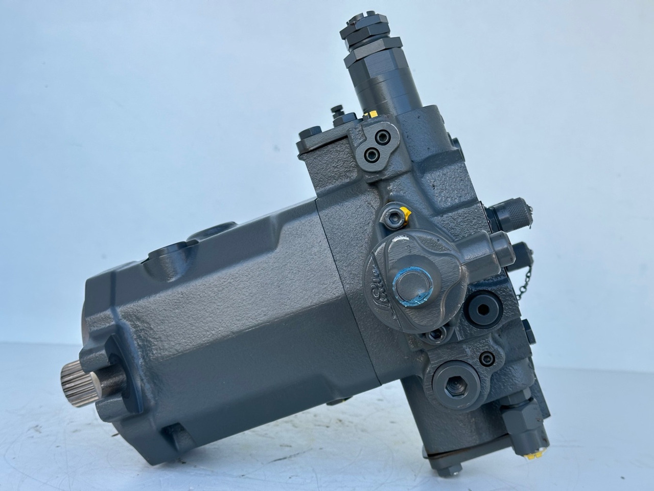 LIEBHERR - LINDE Original Hydromotor Typ:HMF75-02 2560 G 03 mit ID-Nr.10007106. A914 B-LI, A914 LI, A924 B-LI, A924 LI, MG15, MBG12, MG20, MFG10, BG12H #HYX293G00103# - Hydraulimoottori - Pyöräalustainen kaivinkone: kuva LIEBHERR - LINDE Original Hydromotor Typ:HMF75-02 2560 G 03 mit ID-Nr.10007106. A914 B-LI, A914 LI, A924 B-LI, A924 LI, MG15, MBG12, MG20, MFG10, BG12H #HYX293G00103# - Hydraulimoottori - Pyöräalustainen kaivinkone LIEBHERR - LINDE Original Hydromotor Typ:HMF75-02 2560 G 03 mit ID-Nr.10007106. A914 B-LI, A914 LI, A924 B-LI, A924 LI, MG15, MBG12, MG20, MFG10, BG12H #HYX293G00103# - Hydraulimoottori - Pyöräalustainen kaivinkone: kuva LIEBHERR - LINDE Original Hydromotor Typ:HMF75-02 2560 G 03 mit ID-Nr.10007106. A914 B-LI, A914 LI, A924 B-LI, A924 LI, MG15, MBG12, MG20, MFG10, BG12H #HYX293G00103# - Hydraulimoottori - Pyöräalustainen kaivinkone