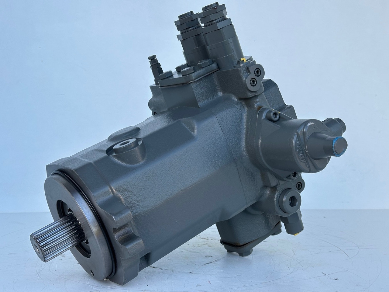 LIEBHERR - LINDE Original Hydromotor Typ:HMF75-02 2560 G 03 mit ID-Nr.10007106. A914 B-LI, A914 LI, A924 B-LI, A924 LI, MG15, MBG12, MG20, MFG10, BG12H #HYX293G00103# - Hydraulimoottori - Pyöräalustainen kaivinkone: kuva LIEBHERR - LINDE Original Hydromotor Typ:HMF75-02 2560 G 03 mit ID-Nr.10007106. A914 B-LI, A914 LI, A924 B-LI, A924 LI, MG15, MBG12, MG20, MFG10, BG12H #HYX293G00103# - Hydraulimoottori - Pyöräalustainen kaivinkone LIEBHERR - LINDE Original Hydromotor Typ:HMF75-02 2560 G 03 mit ID-Nr.10007106. A914 B-LI, A914 LI, A924 B-LI, A924 LI, MG15, MBG12, MG20, MFG10, BG12H #HYX293G00103# - Hydraulimoottori - Pyöräalustainen kaivinkone: kuva LIEBHERR - LINDE Original Hydromotor Typ:HMF75-02 2560 G 03 mit ID-Nr.10007106. A914 B-LI, A914 LI, A924 B-LI, A924 LI, MG15, MBG12, MG20, MFG10, BG12H #HYX293G00103# - Hydraulimoottori - Pyöräalustainen kaivinkone