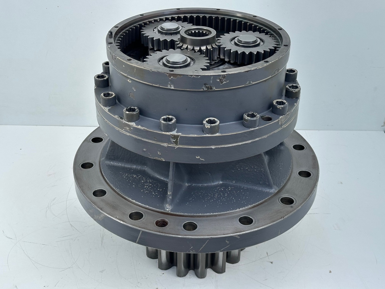 LIEBHERR Original Schwenkantrieb Typ:GFB2160 mit ID-Nr.11657357 – ID-Nr.12204229 – ID-Nr.12947309. R920 S-1545, R920-1545, R922LC-1442, R922 LC-1443, R924 LC-1444, R924 LC-1445. #11657357.04.10# - Kääntömoottori - Telakaivukone: kuva LIEBHERR Original Schwenkantrieb Typ:GFB2160 mit ID-Nr.11657357 – ID-Nr.12204229 – ID-Nr.12947309. R920 S-1545, R920-1545, R922LC-1442, R922 LC-1443, R924 LC-1444, R924 LC-1445. #11657357.04.10# - Kääntömoottori - Telakaivukone LIEBHERR Original Schwenkantrieb Typ:GFB2160 mit ID-Nr.11657357 – ID-Nr.12204229 – ID-Nr.12947309. R920 S-1545, R920-1545, R922LC-1442, R922 LC-1443, R924 LC-1444, R924 LC-1445. #11657357.04.10# - Kääntömoottori - Telakaivukone: kuva LIEBHERR Original Schwenkantrieb Typ:GFB2160 mit ID-Nr.11657357 – ID-Nr.12204229 – ID-Nr.12947309. R920 S-1545, R920-1545, R922LC-1442, R922 LC-1443, R924 LC-1444, R924 LC-1445. #11657357.04.10# - Kääntömoottori - Telakaivukone