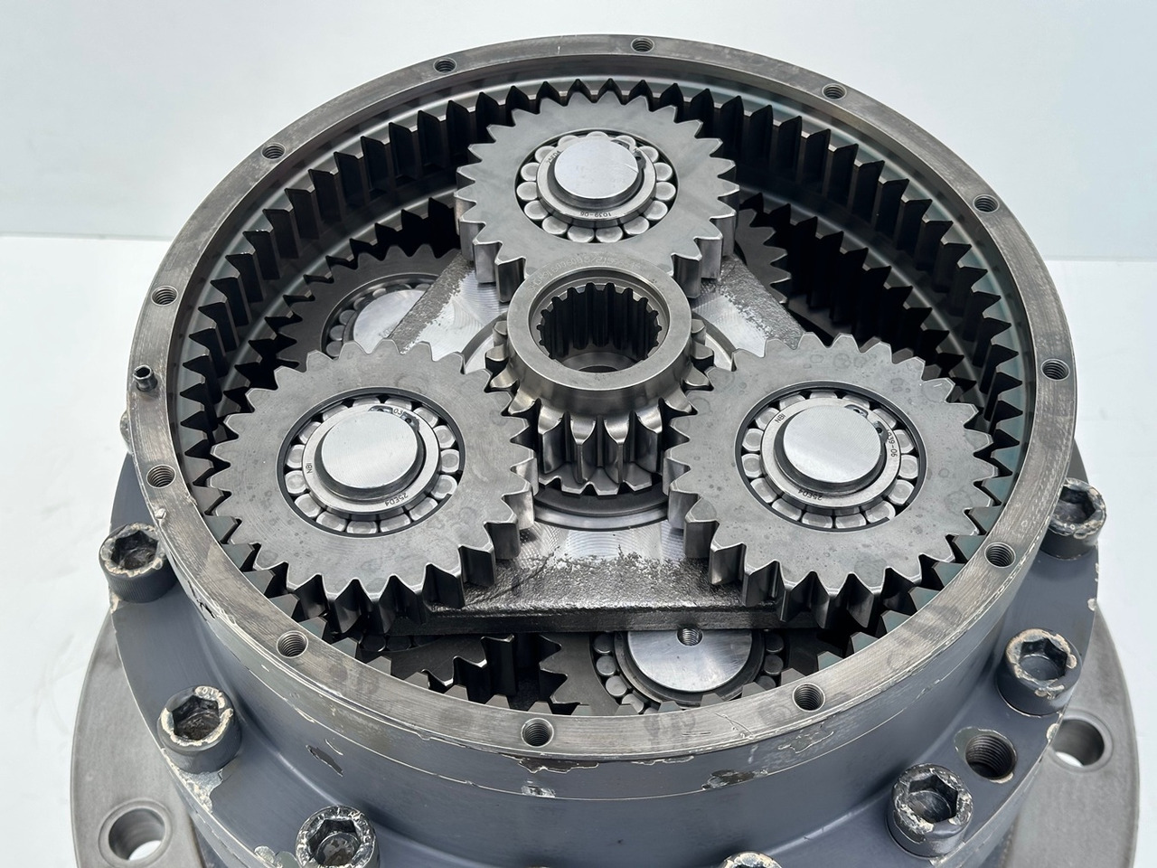 LIEBHERR Original Schwenkantrieb Typ:GFB2160 mit ID-Nr.11657357 – ID-Nr.12204229 – ID-Nr.12947309. R920 S-1545, R920-1545, R922LC-1442, R922 LC-1443, R924 LC-1444, R924 LC-1445. #11657357.04.10# - Kääntömoottori - Telakaivukone: kuva LIEBHERR Original Schwenkantrieb Typ:GFB2160 mit ID-Nr.11657357 – ID-Nr.12204229 – ID-Nr.12947309. R920 S-1545, R920-1545, R922LC-1442, R922 LC-1443, R924 LC-1444, R924 LC-1445. #11657357.04.10# - Kääntömoottori - Telakaivukone LIEBHERR Original Schwenkantrieb Typ:GFB2160 mit ID-Nr.11657357 – ID-Nr.12204229 – ID-Nr.12947309. R920 S-1545, R920-1545, R922LC-1442, R922 LC-1443, R924 LC-1444, R924 LC-1445. #11657357.04.10# - Kääntömoottori - Telakaivukone: kuva LIEBHERR Original Schwenkantrieb Typ:GFB2160 mit ID-Nr.11657357 – ID-Nr.12204229 – ID-Nr.12947309. R920 S-1545, R920-1545, R922LC-1442, R922 LC-1443, R924 LC-1444, R924 LC-1445. #11657357.04.10# - Kääntömoottori - Telakaivukone