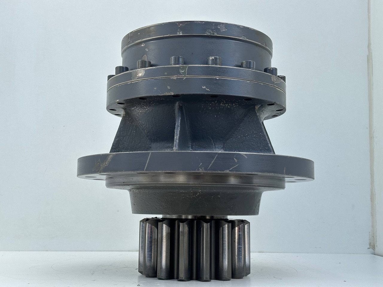 LIEBHERR Original Schwenkantrieb Typ:GFB2160 mit ID-Nr.11657357 – ID-Nr.12204229 – ID-Nr.12947309. R920 S-1545, R920-1545, R922LC-1442, R922 LC-1443, R924 LC-1444, R924 LC-1445. #11657357.04.10# - Kääntömoottori - Telakaivukone: kuva LIEBHERR Original Schwenkantrieb Typ:GFB2160 mit ID-Nr.11657357 – ID-Nr.12204229 – ID-Nr.12947309. R920 S-1545, R920-1545, R922LC-1442, R922 LC-1443, R924 LC-1444, R924 LC-1445. #11657357.04.10# - Kääntömoottori - Telakaivukone LIEBHERR Original Schwenkantrieb Typ:GFB2160 mit ID-Nr.11657357 – ID-Nr.12204229 – ID-Nr.12947309. R920 S-1545, R920-1545, R922LC-1442, R922 LC-1443, R924 LC-1444, R924 LC-1445. #11657357.04.10# - Kääntömoottori - Telakaivukone: kuva LIEBHERR Original Schwenkantrieb Typ:GFB2160 mit ID-Nr.11657357 – ID-Nr.12204229 – ID-Nr.12947309. R920 S-1545, R920-1545, R922LC-1442, R922 LC-1443, R924 LC-1444, R924 LC-1445. #11657357.04.10# - Kääntömoottori - Telakaivukone