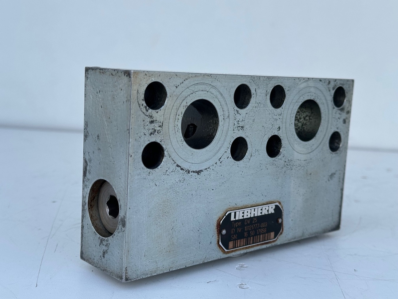 Liebherr Dämpfungsventil ID-Nr.10121777. P924 COMP, P926, R926, R916, R922, R924 COMP, R924, R926 COMP, R926, R930, R936, R946, R950 T, R960 T. #10121777.43199# - Kääntömoottori - Rakennuskoneet: kuva Liebherr Dämpfungsventil ID-Nr.10121777. P924 COMP, P926, R926, R916, R922, R924 COMP, R924, R926 COMP, R926, R930, R936, R946, R950 T, R960 T. #10121777.43199# - Kääntömoottori - Rakennuskoneet Liebherr Dämpfungsventil ID-Nr.10121777. P924 COMP, P926, R926, R916, R922, R924 COMP, R924, R926 COMP, R926, R930, R936, R946, R950 T, R960 T. #10121777.43199# - Kääntömoottori - Rakennuskoneet: kuva Liebherr Dämpfungsventil ID-Nr.10121777. P924 COMP, P926, R926, R916, R922, R924 COMP, R924, R926 COMP, R926, R930, R936, R946, R950 T, R960 T. #10121777.43199# - Kääntömoottori - Rakennuskoneet