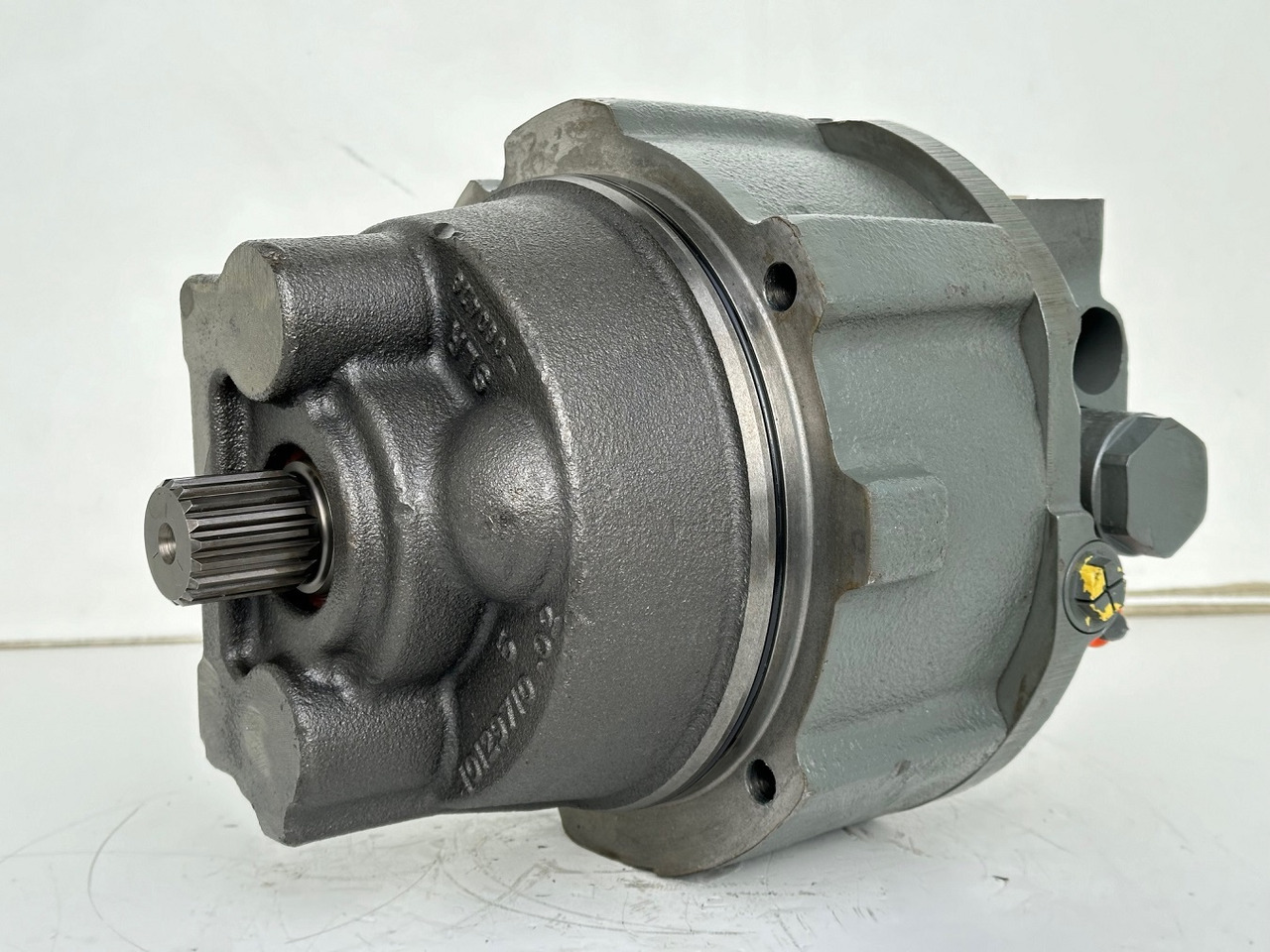 Liebherr Hydraulikeinbaumotor CMVE O 135. ID-Nr.10129570 - ID-Nr.11439804. FAT400P112 - FAT550P093. R930, R934, R936, R940, R944, R946, R950T. #10129570.21538# - Hydraulimoottori - Rakennuskoneet: kuva Liebherr Hydraulikeinbaumotor CMVE O 135. ID-Nr.10129570 - ID-Nr.11439804. FAT400P112 - FAT550P093. R930, R934, R936, R940, R944, R946, R950T. #10129570.21538# - Hydraulimoottori - Rakennuskoneet Liebherr Hydraulikeinbaumotor CMVE O 135. ID-Nr.10129570 - ID-Nr.11439804. FAT400P112 - FAT550P093. R930, R934, R936, R940, R944, R946, R950T. #10129570.21538# - Hydraulimoottori - Rakennuskoneet: kuva Liebherr Hydraulikeinbaumotor CMVE O 135. ID-Nr.10129570 - ID-Nr.11439804. FAT400P112 - FAT550P093. R930, R934, R936, R940, R944, R946, R950T. #10129570.21538# - Hydraulimoottori - Rakennuskoneet