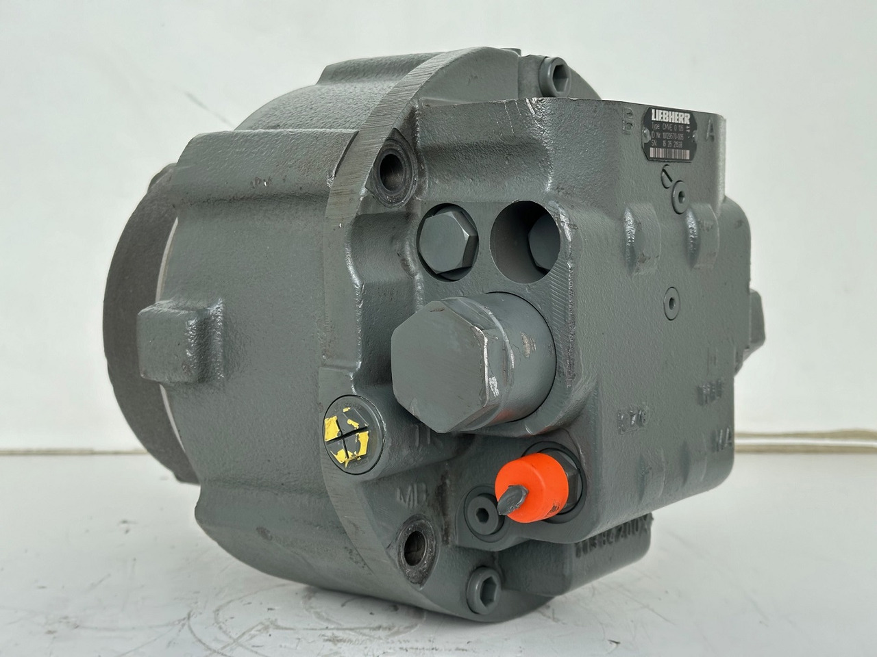 Liebherr Hydraulikeinbaumotor CMVE O 135. ID-Nr.10129570 - ID-Nr.11439804. FAT400P112 - FAT550P093. R930, R934, R936, R940, R944, R946, R950T. #10129570.21538# - Hydraulimoottori - Rakennuskoneet: kuva Liebherr Hydraulikeinbaumotor CMVE O 135. ID-Nr.10129570 - ID-Nr.11439804. FAT400P112 - FAT550P093. R930, R934, R936, R940, R944, R946, R950T. #10129570.21538# - Hydraulimoottori - Rakennuskoneet Liebherr Hydraulikeinbaumotor CMVE O 135. ID-Nr.10129570 - ID-Nr.11439804. FAT400P112 - FAT550P093. R930, R934, R936, R940, R944, R946, R950T. #10129570.21538# - Hydraulimoottori - Rakennuskoneet: kuva Liebherr Hydraulikeinbaumotor CMVE O 135. ID-Nr.10129570 - ID-Nr.11439804. FAT400P112 - FAT550P093. R930, R934, R936, R940, R944, R946, R950T. #10129570.21538# - Hydraulimoottori - Rakennuskoneet