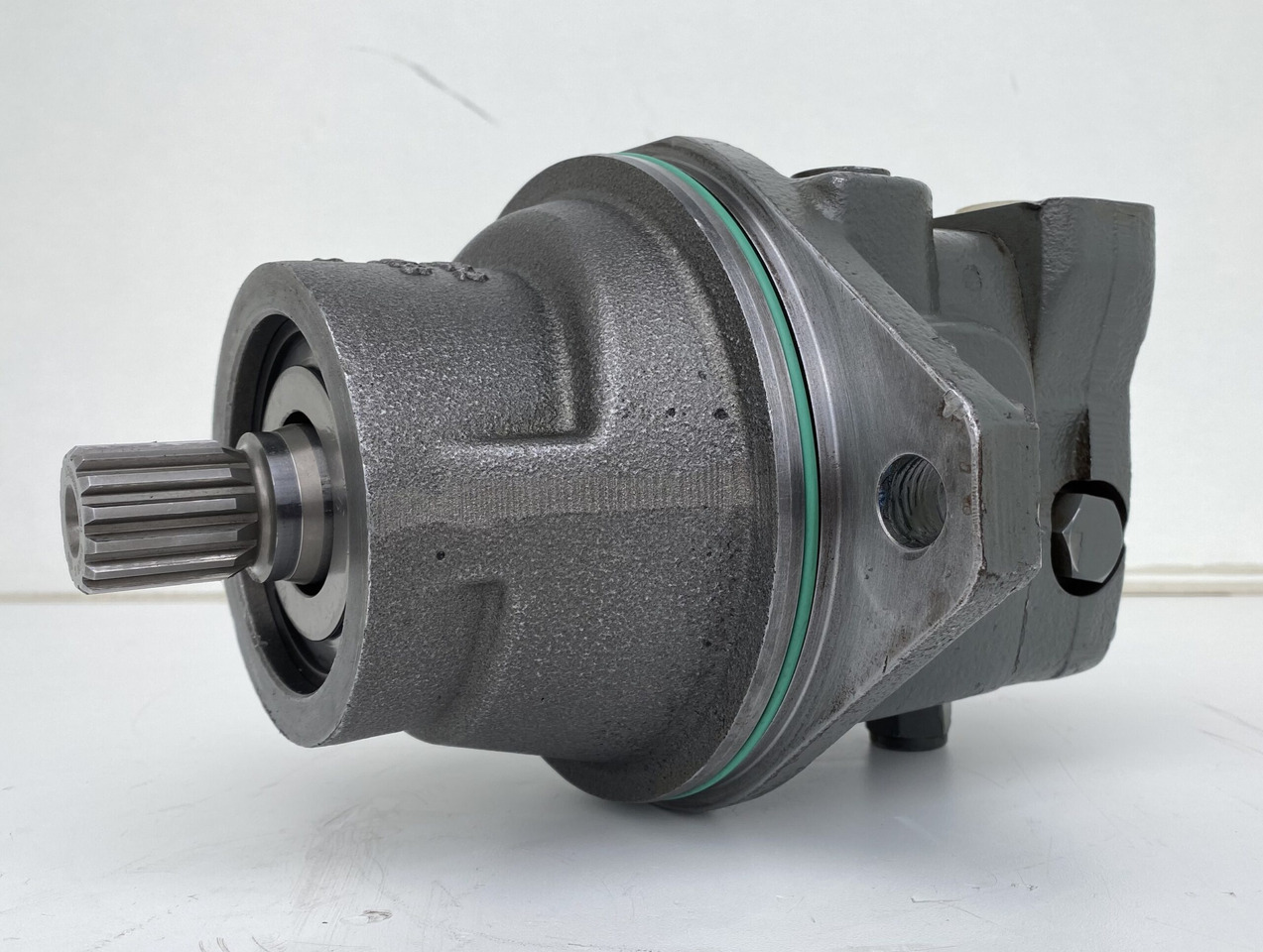 Liebherr Hydraulikeinbaumotor FMF045, ID-Nr.10132702. A924,LH30C,LH30M,LH35M,LH35MT,LH40C,LH40CP,LH40M,LH40MP,LH50CHR,LH50M,LH50MHR,LH50MT. #07110# - Hydraulimoottori - Pyöräalustainen kaivinkone: kuva Liebherr Hydraulikeinbaumotor FMF045, ID-Nr.10132702. A924,LH30C,LH30M,LH35M,LH35MT,LH40C,LH40CP,LH40M,LH40MP,LH50CHR,LH50M,LH50MHR,LH50MT. #07110# - Hydraulimoottori - Pyöräalustainen kaivinkone Liebherr Hydraulikeinbaumotor FMF045, ID-Nr.10132702. A924,LH30C,LH30M,LH35M,LH35MT,LH40C,LH40CP,LH40M,LH40MP,LH50CHR,LH50M,LH50MHR,LH50MT. #07110# - Hydraulimoottori - Pyöräalustainen kaivinkone: kuva Liebherr Hydraulikeinbaumotor FMF045, ID-Nr.10132702. A924,LH30C,LH30M,LH35M,LH35MT,LH40C,LH40CP,LH40M,LH40MP,LH50CHR,LH50M,LH50MHR,LH50MT. #07110# - Hydraulimoottori - Pyöräalustainen kaivinkone