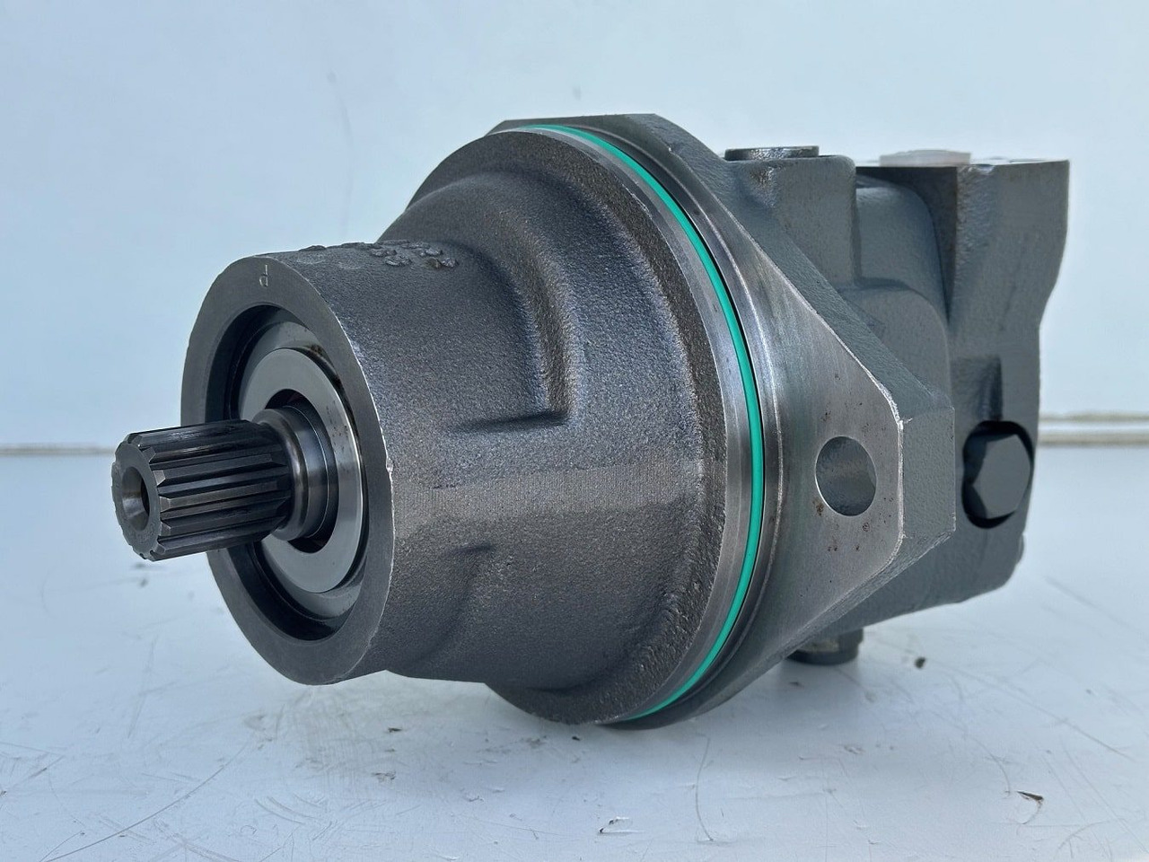 Liebherr Hydraulikeinbaumotor FMF045, ID-Nr.10132702. A924,LH30C,LH30M,LH35M,LH35MT,LH40C,LH40CP,LH40M,LH40MP,LH50CHR,LH50M,LH50MHR,LH50MT. #23.12.01074# - Hydraulimoottori - Pyöräalustainen kaivinkone: kuva Liebherr Hydraulikeinbaumotor FMF045, ID-Nr.10132702. A924,LH30C,LH30M,LH35M,LH35MT,LH40C,LH40CP,LH40M,LH40MP,LH50CHR,LH50M,LH50MHR,LH50MT. #23.12.01074# - Hydraulimoottori - Pyöräalustainen kaivinkone Liebherr Hydraulikeinbaumotor FMF045, ID-Nr.10132702. A924,LH30C,LH30M,LH35M,LH35MT,LH40C,LH40CP,LH40M,LH40MP,LH50CHR,LH50M,LH50MHR,LH50MT. #23.12.01074# - Hydraulimoottori - Pyöräalustainen kaivinkone: kuva Liebherr Hydraulikeinbaumotor FMF045, ID-Nr.10132702. A924,LH30C,LH30M,LH35M,LH35MT,LH40C,LH40CP,LH40M,LH40MP,LH50CHR,LH50M,LH50MHR,LH50MT. #23.12.01074# - Hydraulimoottori - Pyöräalustainen kaivinkone