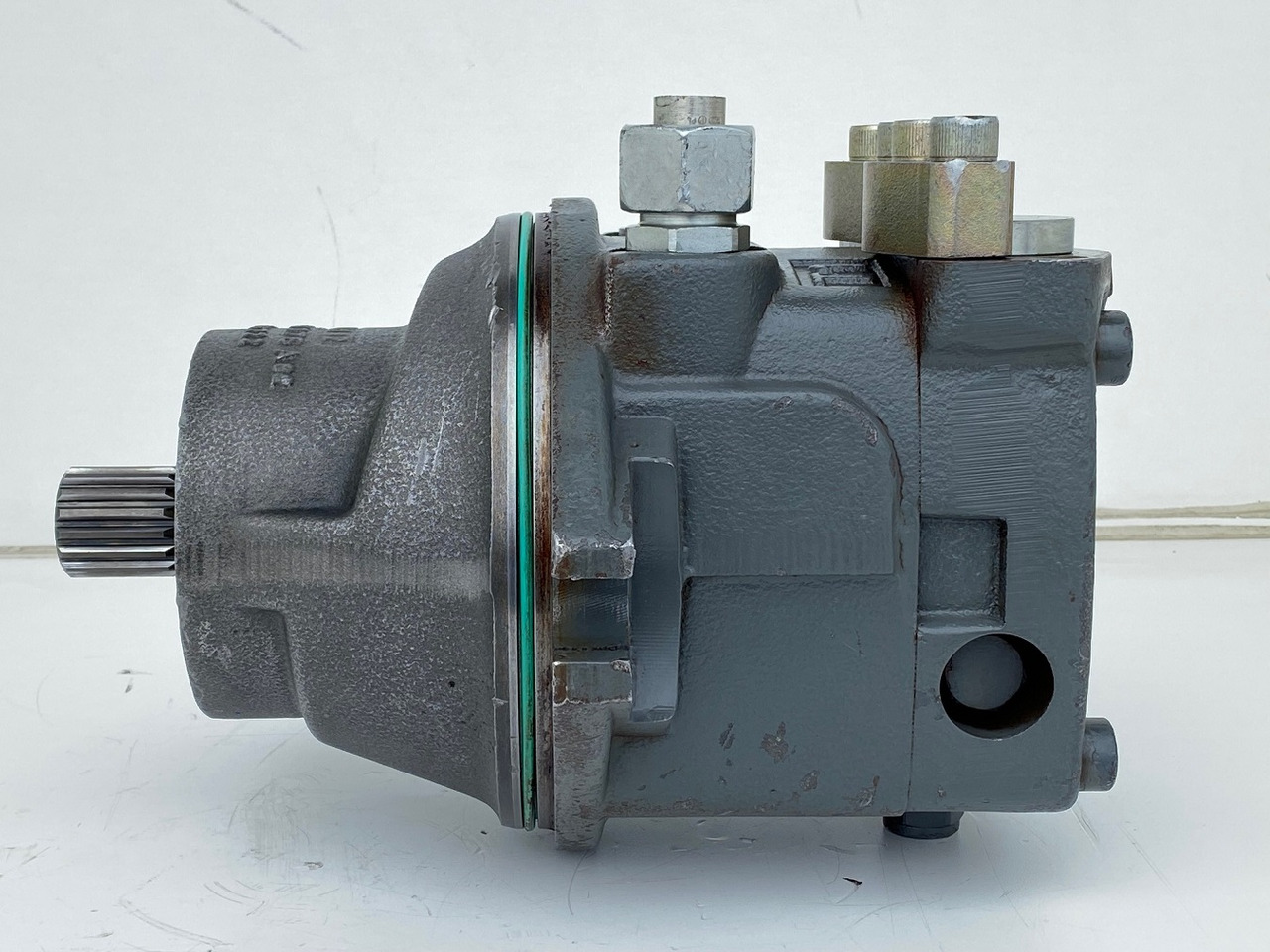 Liebherr Hydraulikeinbaumotor FMF090, ID-Nr.10120382 - ID-Nr.9273168 - ID-Nr.9074075. A900, A944, LH60, E942, EP944, ER944, LOS942, LOS944, P942, P944, R934 TR, R940, R942, R944, R946, R950. #17868 - Hydraulimoottori - Telakaivukone: kuva Liebherr Hydraulikeinbaumotor FMF090, ID-Nr.10120382 - ID-Nr.9273168 - ID-Nr.9074075. A900, A944, LH60, E942, EP944, ER944, LOS942, LOS944, P942, P944, R934 TR, R940, R942, R944, R946, R950. #17868 - Hydraulimoottori - Telakaivukone Liebherr Hydraulikeinbaumotor FMF090, ID-Nr.10120382 - ID-Nr.9273168 - ID-Nr.9074075. A900, A944, LH60, E942, EP944, ER944, LOS942, LOS944, P942, P944, R934 TR, R940, R942, R944, R946, R950. #17868 - Hydraulimoottori - Telakaivukone: kuva Liebherr Hydraulikeinbaumotor FMF090, ID-Nr.10120382 - ID-Nr.9273168 - ID-Nr.9074075. A900, A944, LH60, E942, EP944, ER944, LOS942, LOS944, P942, P944, R934 TR, R940, R942, R944, R946, R950. #17868 - Hydraulimoottori - Telakaivukone