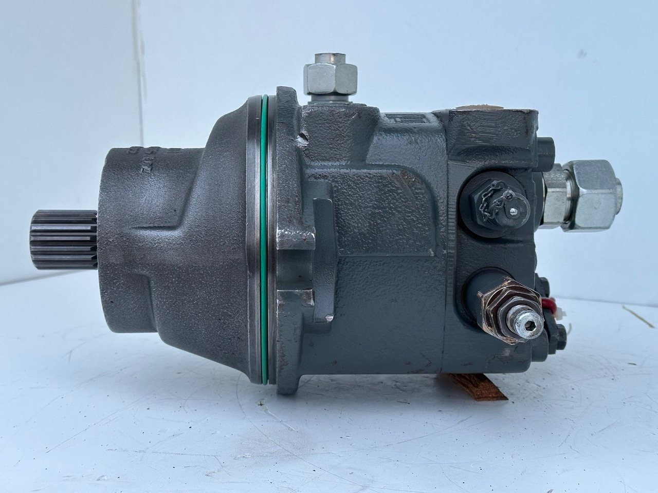 Liebherr Hydraulikeinbaumotor Typ:FMF090. ID-Nr.10139164 - ID-Nr.11371743. R946 LC, R946 LC-V, R946 NLC, R946 S-HD, R950 LC-V, R950 S-HD, R950. #11371743.11929# - Kääntömoottori - Kaivuri: kuva Liebherr Hydraulikeinbaumotor Typ:FMF090. ID-Nr.10139164 - ID-Nr.11371743. R946 LC, R946 LC-V, R946 NLC, R946 S-HD, R950 LC-V, R950 S-HD, R950. #11371743.11929# - Kääntömoottori - Kaivuri Liebherr Hydraulikeinbaumotor Typ:FMF090. ID-Nr.10139164 - ID-Nr.11371743. R946 LC, R946 LC-V, R946 NLC, R946 S-HD, R950 LC-V, R950 S-HD, R950. #11371743.11929# - Kääntömoottori - Kaivuri: kuva Liebherr Hydraulikeinbaumotor Typ:FMF090. ID-Nr.10139164 - ID-Nr.11371743. R946 LC, R946 LC-V, R946 NLC, R946 S-HD, R950 LC-V, R950 S-HD, R950. #11371743.11929# - Kääntömoottori - Kaivuri