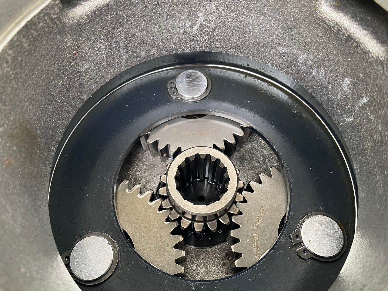 Kääntömoottori - Pyöräalustainen kaivinkone Liebherr Schwenkantrieb SAT250/287, ID-Nr.90209645.: kuva Kääntömoottori - Pyöräalustainen kaivinkone Liebherr Schwenkantrieb SAT250/287, ID-Nr.90209645.