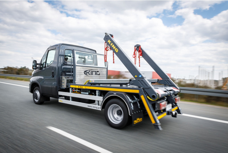 Iveco Daily 70C18 + KING Bramowiec / Skiploader / Absetzkipper - Nostovarsi-vaihtolavakuorma kuorma-auto: kuva Iveco Daily 70C18 + KING Bramowiec / Skiploader / Absetzkipper - Nostovarsi-vaihtolavakuorma kuorma-auto Iveco Daily 70C18 + KING Bramowiec / Skiploader / Absetzkipper - Nostovarsi-vaihtolavakuorma kuorma-auto: kuva Iveco Daily 70C18 + KING Bramowiec / Skiploader / Absetzkipper - Nostovarsi-vaihtolavakuorma kuorma-auto