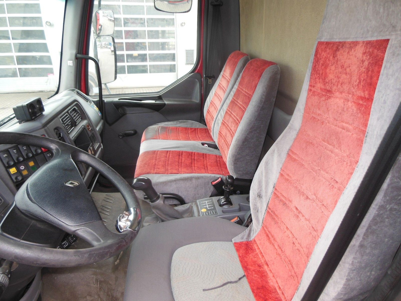 Itsekulkevat henkilönostimet Renault MIDLUM 220.14,4X4,HUBARBEITBÜHNE 16,5M, ISOLIERT: kuva Itsekulkevat henkilönostimet Renault MIDLUM 220.14,4X4,HUBARBEITBÜHNE 16,5M, ISOLIERT