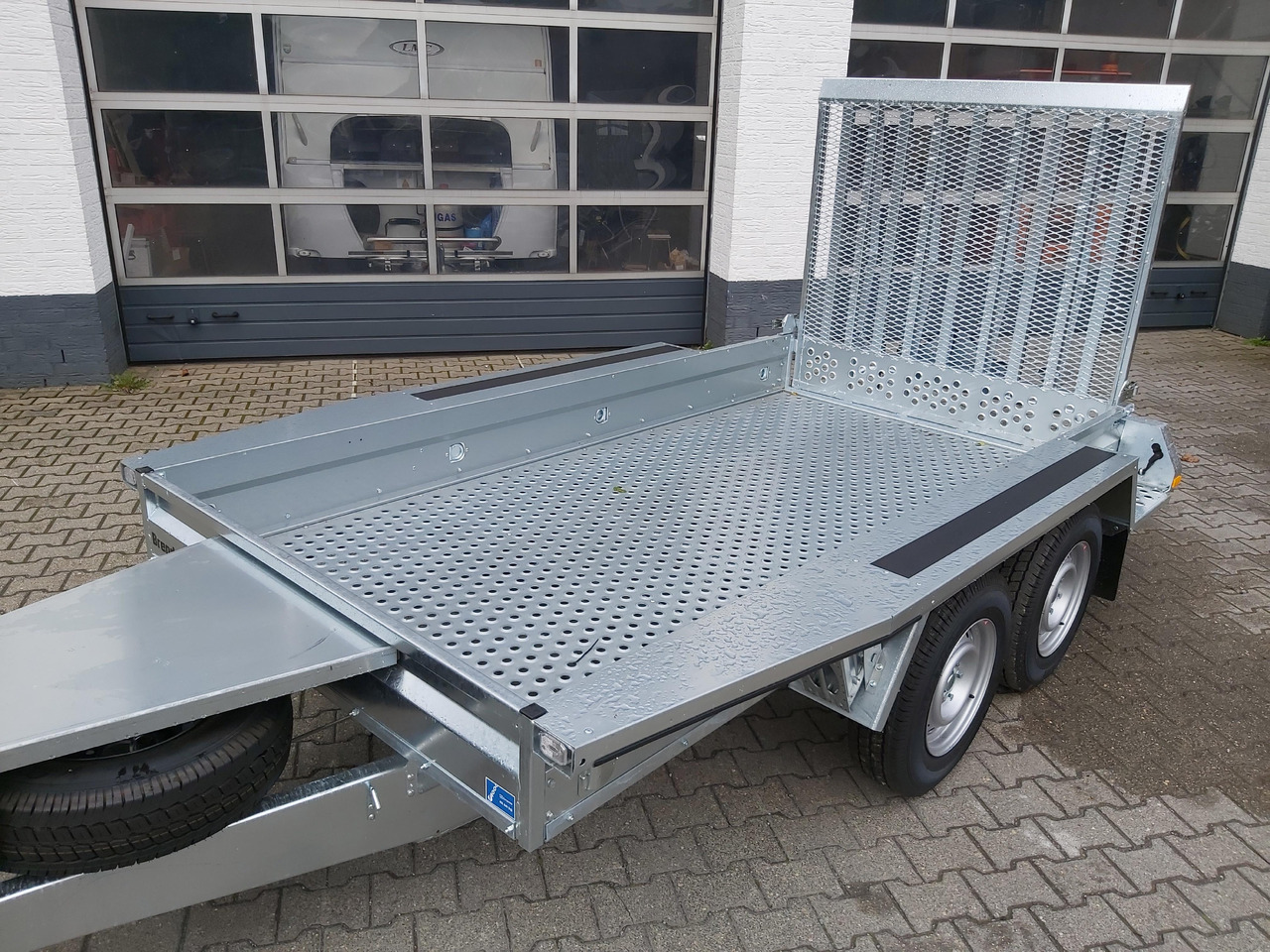 Brenderup Maschinentransporter MT 3080 STF 308x152x25cm Stahllochboden 3000kg - Koneenkuljetusvaunu: kuva Brenderup Maschinentransporter MT 3080 STF 308x152x25cm Stahllochboden 3000kg - Koneenkuljetusvaunu Brenderup Maschinentransporter MT 3080 STF 308x152x25cm Stahllochboden 3000kg - Koneenkuljetusvaunu: kuva Brenderup Maschinentransporter MT 3080 STF 308x152x25cm Stahllochboden 3000kg - Koneenkuljetusvaunu