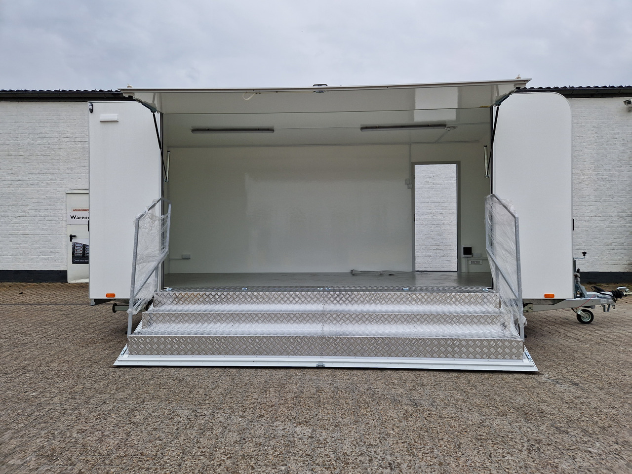 Event Trailer Koffer TWSP M 550T.01 550x220x217cm Seitenklappe Treppe Tür 230VLicht IL 100kmH 2700kg - Myyntivaunu: kuva Event Trailer Koffer TWSP M 550T.01 550x220x217cm Seitenklappe Treppe Tür 230VLicht IL 100kmH 2700kg - Myyntivaunu Event Trailer Koffer TWSP M 550T.01 550x220x217cm Seitenklappe Treppe Tür 230VLicht IL 100kmH 2700kg - Myyntivaunu: kuva Event Trailer Koffer TWSP M 550T.01 550x220x217cm Seitenklappe Treppe Tür 230VLicht IL 100kmH 2700kg - Myyntivaunu