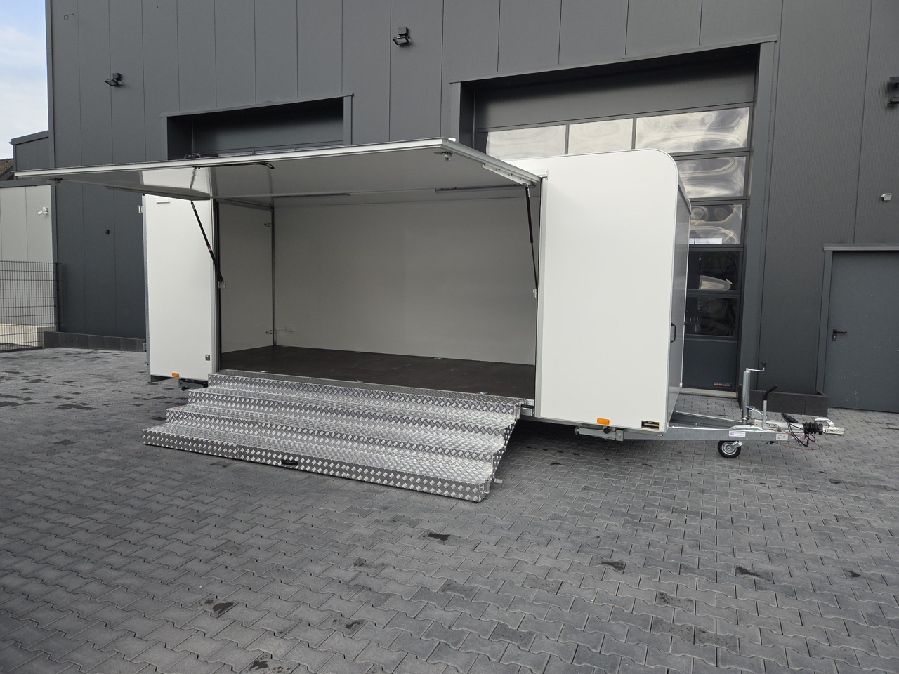 Event Trailer Koffer TWSP M 600T.01 600x230x210 Seitenklappe Treppe Hecktüren 230V 3000kg - Myyntivaunu: kuva Event Trailer Koffer TWSP M 600T.01 600x230x210 Seitenklappe Treppe Hecktüren 230V 3000kg - Myyntivaunu Event Trailer Koffer TWSP M 600T.01 600x230x210 Seitenklappe Treppe Hecktüren 230V 3000kg - Myyntivaunu: kuva Event Trailer Koffer TWSP M 600T.01 600x230x210 Seitenklappe Treppe Hecktüren 230V 3000kg - Myyntivaunu