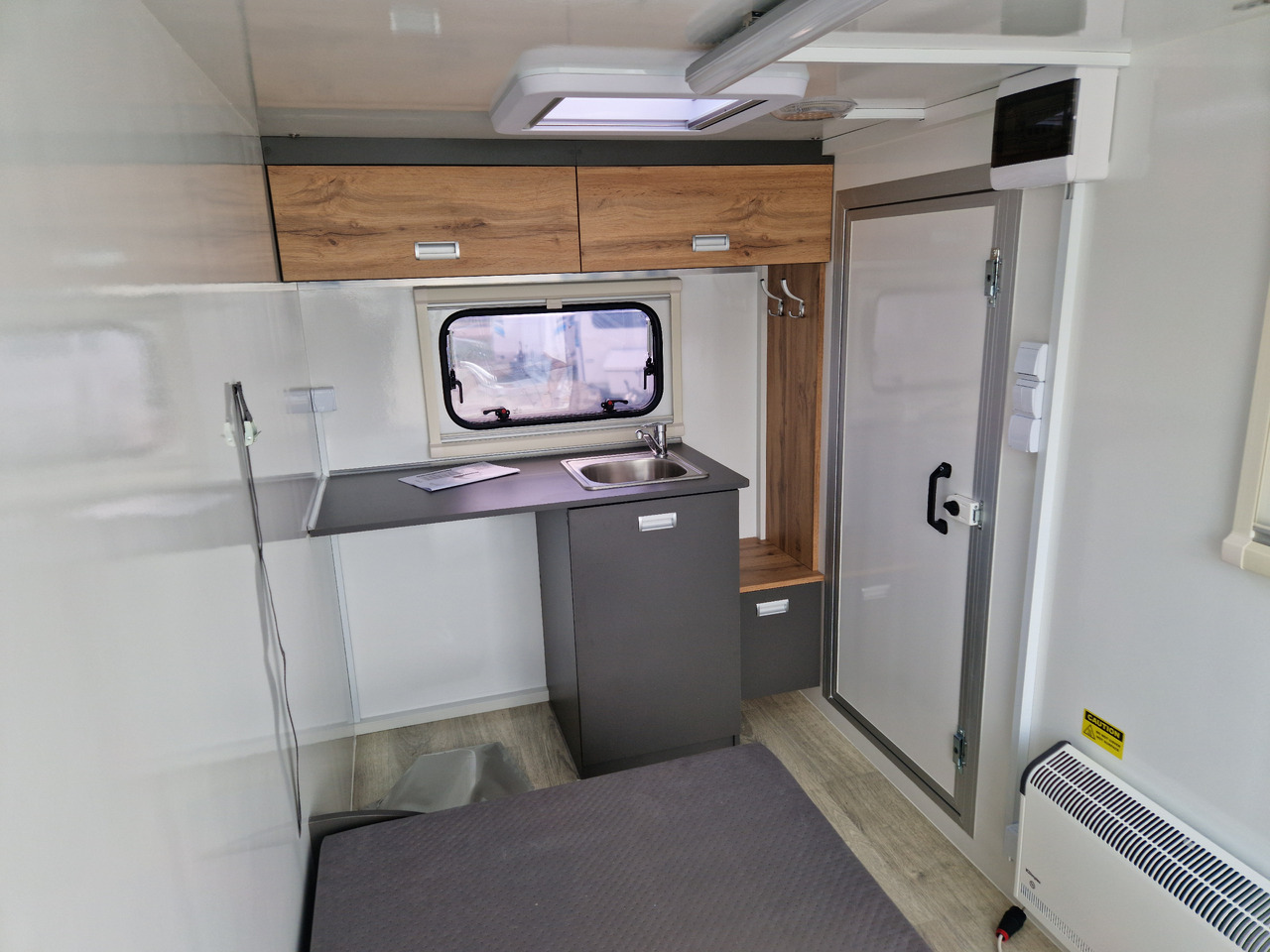 Asuntovaunu Koffer Camp TFS ST 320.01 320x150x180cm Premium Rampe Seitentür Fenster Bett 1300kg 100km/H: kuva Asuntovaunu Koffer Camp TFS ST 320.01 320x150x180cm Premium Rampe Seitentür Fenster Bett 1300kg 100km/H