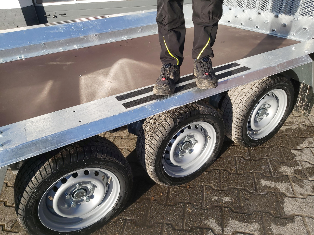 Martz Maschinentransporter BUILDER XL Bau-3 3500/3 400x180x30cm Auffahrklappe Tridem (XL) 3500kg - Koneenkuljetusvaunu: kuva Martz Maschinentransporter BUILDER XL Bau-3 3500/3 400x180x30cm Auffahrklappe Tridem (XL) 3500kg - Koneenkuljetusvaunu Martz Maschinentransporter BUILDER XL Bau-3 3500/3 400x180x30cm Auffahrklappe Tridem (XL) 3500kg - Koneenkuljetusvaunu: kuva Martz Maschinentransporter BUILDER XL Bau-3 3500/3 400x180x30cm Auffahrklappe Tridem (XL) 3500kg - Koneenkuljetusvaunu