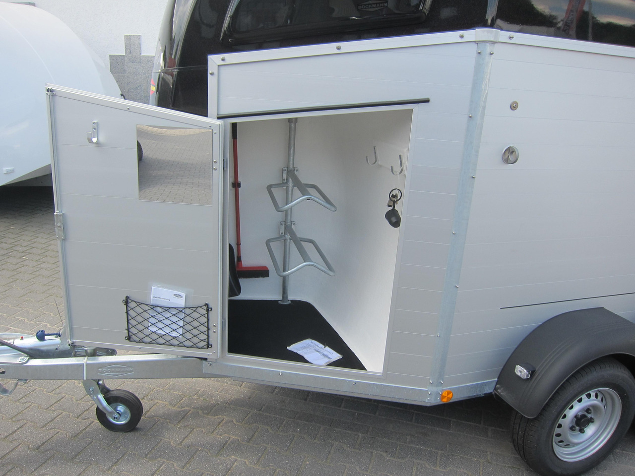 Pferdeanhänger Böckmann Champion R 165 Western Sattelkammer blackline 2400kg CFF 100 km/H Modell 22 - Hevostraileri: kuva Pferdeanhänger Böckmann Champion R 165 Western Sattelkammer blackline 2400kg CFF 100 km/H Modell 22 - Hevostraileri Pferdeanhänger Böckmann Champion R 165 Western Sattelkammer blackline 2400kg CFF 100 km/H Modell 22 - Hevostraileri: kuva Pferdeanhänger Böckmann Champion R 165 Western Sattelkammer blackline 2400kg CFF 100 km/H Modell 22 - Hevostraileri