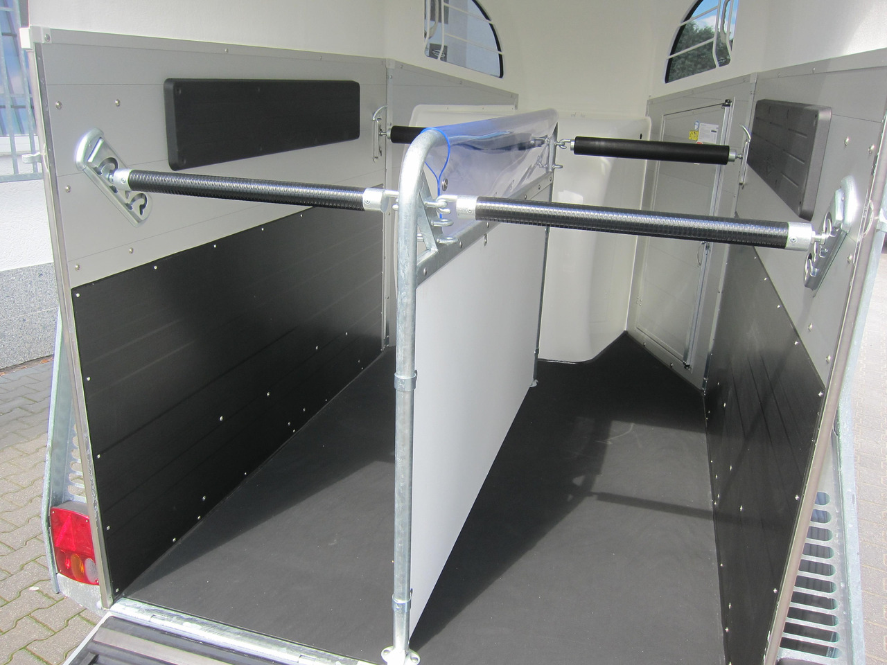 Pferdeanhänger Böckmann Champion R 165 Western Sattelkammer blackline 2400kg CFF 100 km/H Modell 22 - Hevostraileri: kuva Pferdeanhänger Böckmann Champion R 165 Western Sattelkammer blackline 2400kg CFF 100 km/H Modell 22 - Hevostraileri Pferdeanhänger Böckmann Champion R 165 Western Sattelkammer blackline 2400kg CFF 100 km/H Modell 22 - Hevostraileri: kuva Pferdeanhänger Böckmann Champion R 165 Western Sattelkammer blackline 2400kg CFF 100 km/H Modell 22 - Hevostraileri