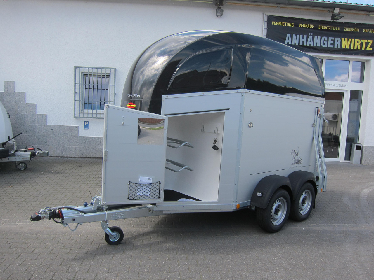 Pferdeanhänger Böckmann Champion R 165 Western Sattelkammer blackline 2400kg CFF 100 km/H Modell 22 - Hevostraileri: kuva Pferdeanhänger Böckmann Champion R 165 Western Sattelkammer blackline 2400kg CFF 100 km/H Modell 22 - Hevostraileri Pferdeanhänger Böckmann Champion R 165 Western Sattelkammer blackline 2400kg CFF 100 km/H Modell 22 - Hevostraileri: kuva Pferdeanhänger Böckmann Champion R 165 Western Sattelkammer blackline 2400kg CFF 100 km/H Modell 22 - Hevostraileri