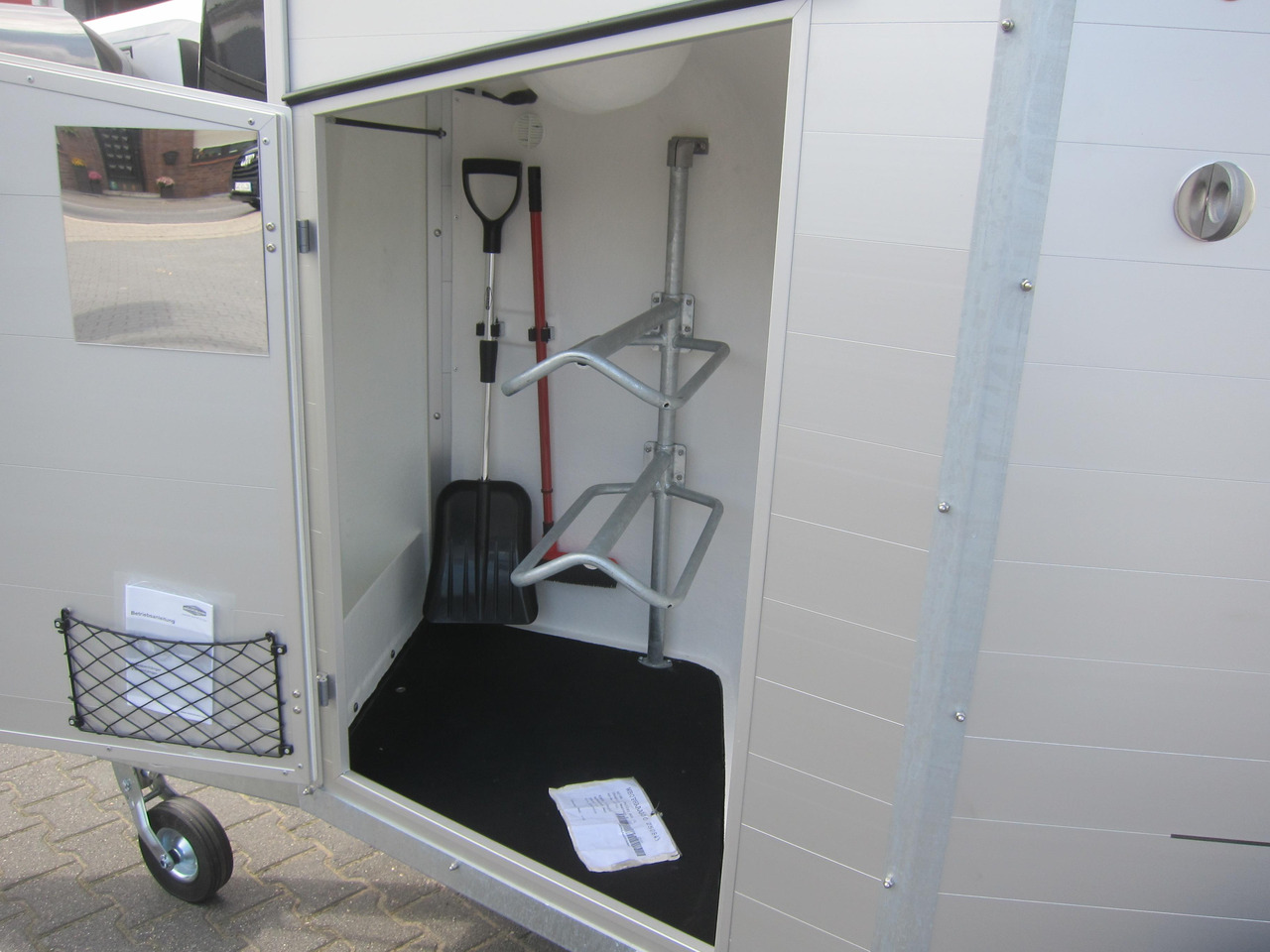 Pferdeanhänger Böckmann Champion R 165 Western Sattelkammer blackline 2400kg CFF 100 km/H Modell 22 - Hevostraileri: kuva Pferdeanhänger Böckmann Champion R 165 Western Sattelkammer blackline 2400kg CFF 100 km/H Modell 22 - Hevostraileri Pferdeanhänger Böckmann Champion R 165 Western Sattelkammer blackline 2400kg CFF 100 km/H Modell 22 - Hevostraileri: kuva Pferdeanhänger Böckmann Champion R 165 Western Sattelkammer blackline 2400kg CFF 100 km/H Modell 22 - Hevostraileri