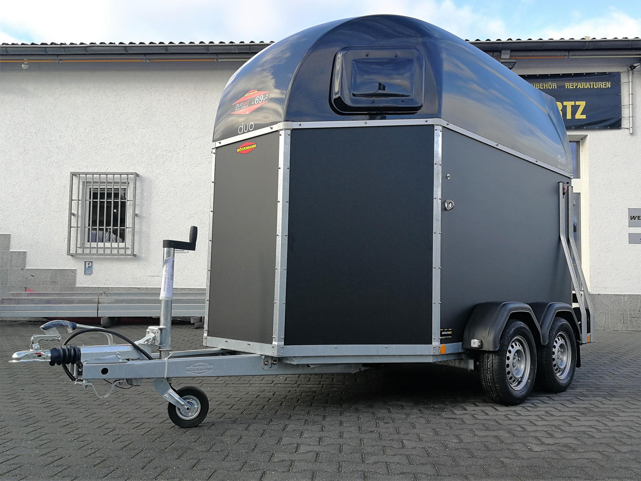 Pferdeanhänger Böckmann DUO Esprit silver black Haube schwarz 2400kg Modell 2024 - Hevostraileri: kuva Pferdeanhänger Böckmann DUO Esprit silver black Haube schwarz 2400kg Modell 2024 - Hevostraileri Pferdeanhänger Böckmann DUO Esprit silver black Haube schwarz 2400kg Modell 2024 - Hevostraileri: kuva Pferdeanhänger Böckmann DUO Esprit silver black Haube schwarz 2400kg Modell 2024 - Hevostraileri