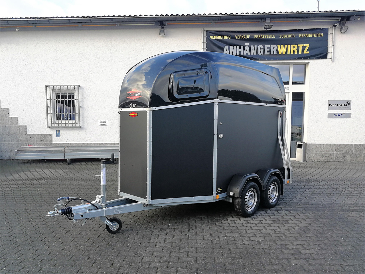 Pferdeanhänger Böckmann DUO Esprit silver black Haube schwarz 2400kg Modell 2024 - Hevostraileri: kuva Pferdeanhänger Böckmann DUO Esprit silver black Haube schwarz 2400kg Modell 2024 - Hevostraileri Pferdeanhänger Böckmann DUO Esprit silver black Haube schwarz 2400kg Modell 2024 - Hevostraileri: kuva Pferdeanhänger Böckmann DUO Esprit silver black Haube schwarz 2400kg Modell 2024 - Hevostraileri
