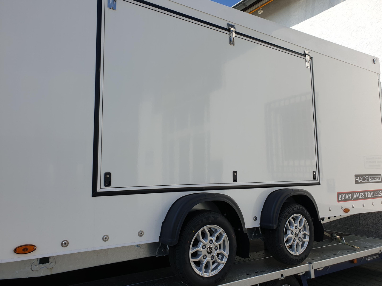 Race Sport Transporter 500x200x175cm Alufelgen silver 4x12" 3000kg Abverkauf - Umpikori perävaunu: kuva Race Sport Transporter 500x200x175cm Alufelgen silver 4x12" 3000kg Abverkauf - Umpikori perävaunu Race Sport Transporter 500x200x175cm Alufelgen silver 4x12" 3000kg Abverkauf - Umpikori perävaunu: kuva Race Sport Transporter 500x200x175cm Alufelgen silver 4x12" 3000kg Abverkauf - Umpikori perävaunu