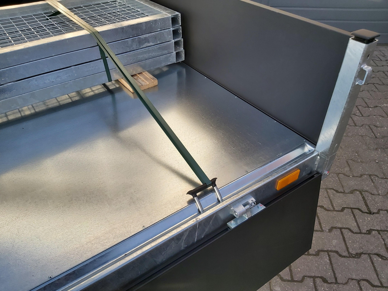 Saris Kipper K3 406 204 3500 2 E 406x204x35 black elektro NH Rampen Blattfeder 3500kg Herbst Aktion - Kippiauto perävaunu: kuva Saris Kipper K3 406 204 3500 2 E 406x204x35 black elektro NH Rampen Blattfeder 3500kg Herbst Aktion - Kippiauto perävaunu Saris Kipper K3 406 204 3500 2 E 406x204x35 black elektro NH Rampen Blattfeder 3500kg Herbst Aktion - Kippiauto perävaunu: kuva Saris Kipper K3 406 204 3500 2 E 406x204x35 black elektro NH Rampen Blattfeder 3500kg Herbst Aktion - Kippiauto perävaunu