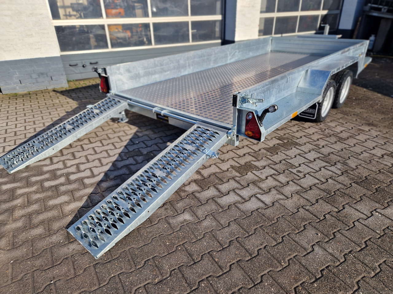 Koneenkuljetusvaunu Saris Magnum MAXX 3500 406x182x30cm force one Rampen Schaufelablage 100km/H 3500kg Januar Aktion: kuva Koneenkuljetusvaunu Saris Magnum MAXX 3500 406x182x30cm force one Rampen Schaufelablage 100km/H 3500kg Januar Aktion