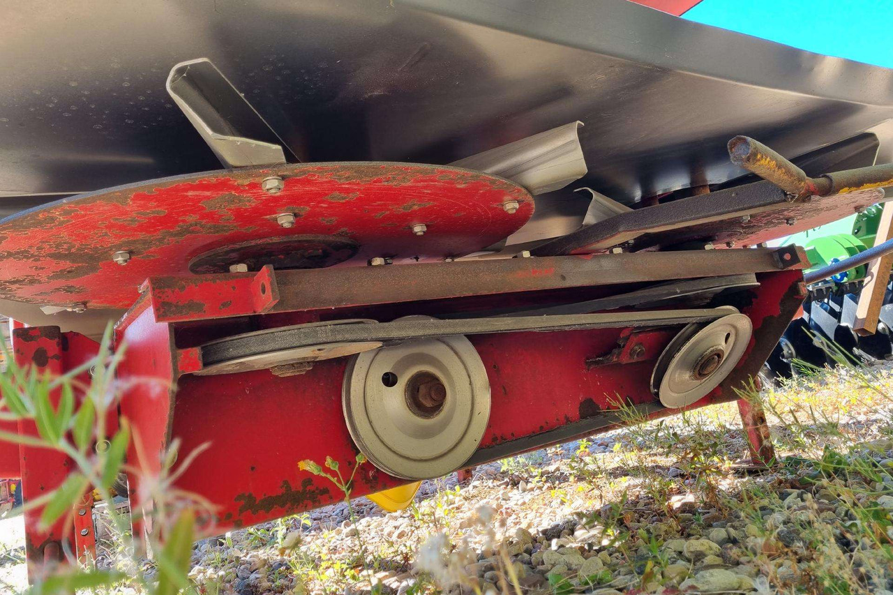 Lannoitteenlevitin Bredal B2XL: kuva Lannoitteenlevitin Bredal B2XL