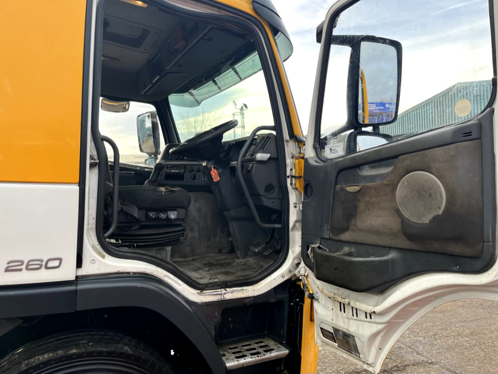 Kuorma-auto alusta VOLVO FM9 260 6X2: kuva Kuorma-auto alusta VOLVO FM9 260 6X2