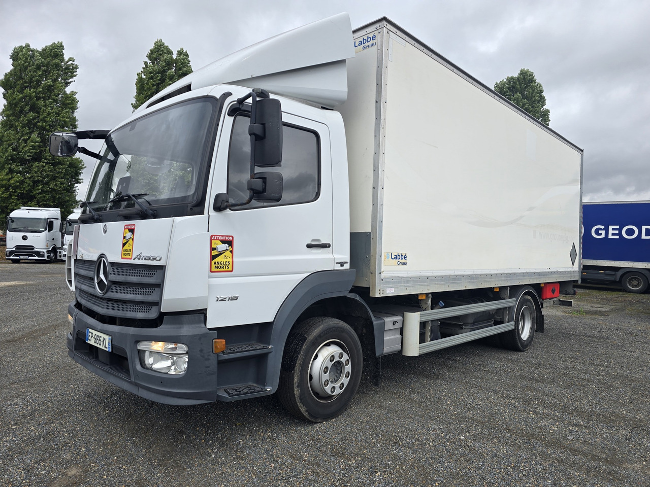 MERCEDES-BENZ Atego 1218 - Bo - LIFT - SIDE DOOR - ADR - Umpikori kuorma-auto: kuva MERCEDES-BENZ Atego 1218 - Bo - LIFT - SIDE DOOR - ADR - Umpikori kuorma-auto MERCEDES-BENZ Atego 1218 - Bo - LIFT - SIDE DOOR - ADR - Umpikori kuorma-auto: kuva MERCEDES-BENZ Atego 1218 - Bo - LIFT - SIDE DOOR - ADR - Umpikori kuorma-auto