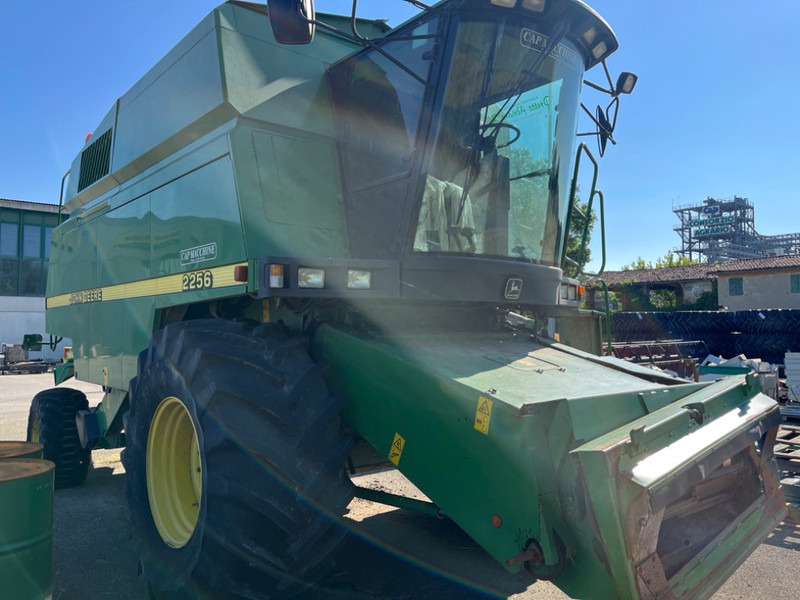 John Deere 2256 - Leikkuupuimuri: kuva John Deere 2256 - Leikkuupuimuri John Deere 2256 - Leikkuupuimuri: kuva John Deere 2256 - Leikkuupuimuri