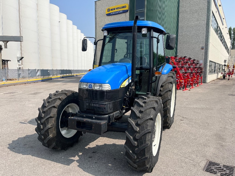 New Holland TD 90 D - Traktori: kuva New Holland TD 90 D - Traktori New Holland TD 90 D - Traktori: kuva New Holland TD 90 D - Traktori