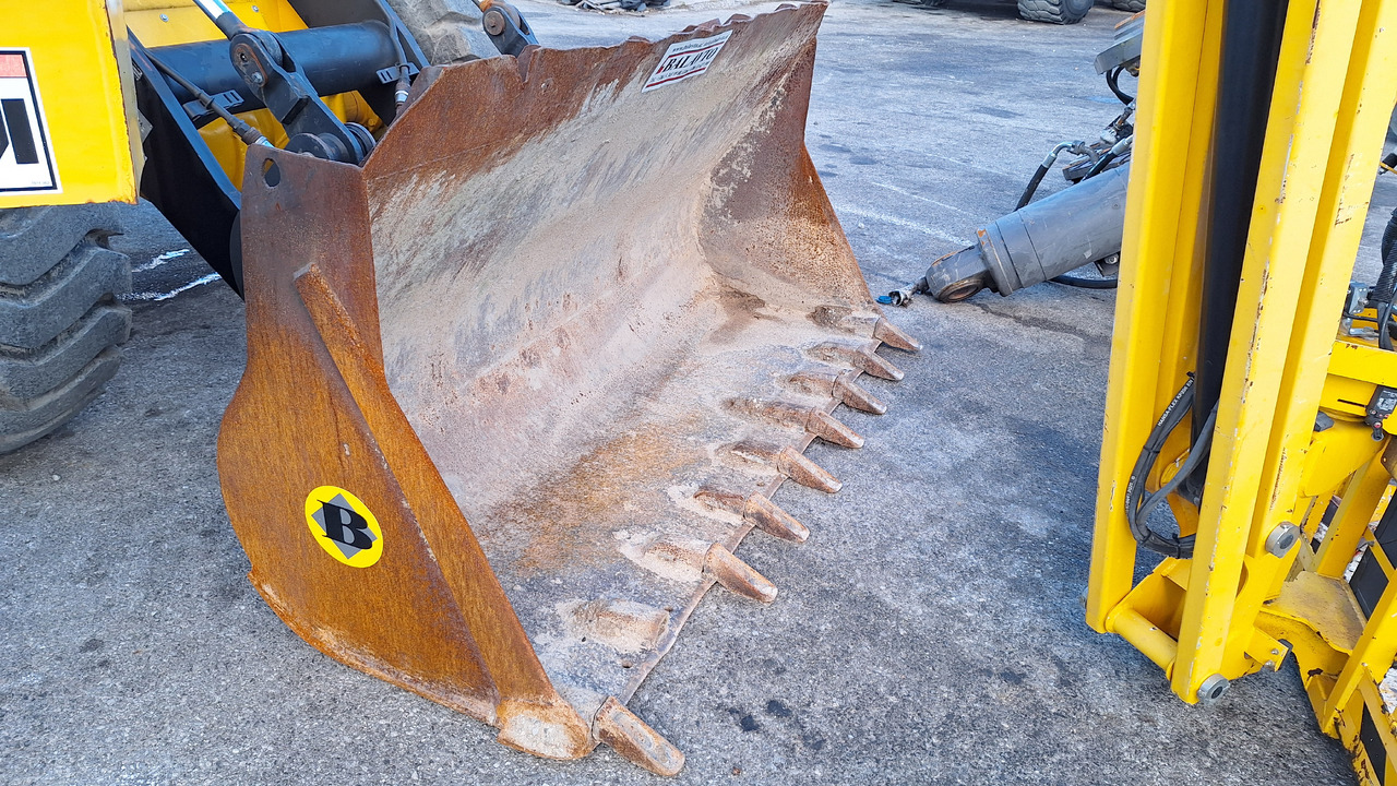 Loader bucket BOE 2400 mm for 12-15 ton wheel loaders - Kuormaajan kauha - Rakennuskoneet: kuva Loader bucket BOE 2400 mm for 12-15 ton wheel loaders - Kuormaajan kauha - Rakennuskoneet Loader bucket BOE 2400 mm for 12-15 ton wheel loaders - Kuormaajan kauha - Rakennuskoneet: kuva Loader bucket BOE 2400 mm for 12-15 ton wheel loaders - Kuormaajan kauha - Rakennuskoneet
